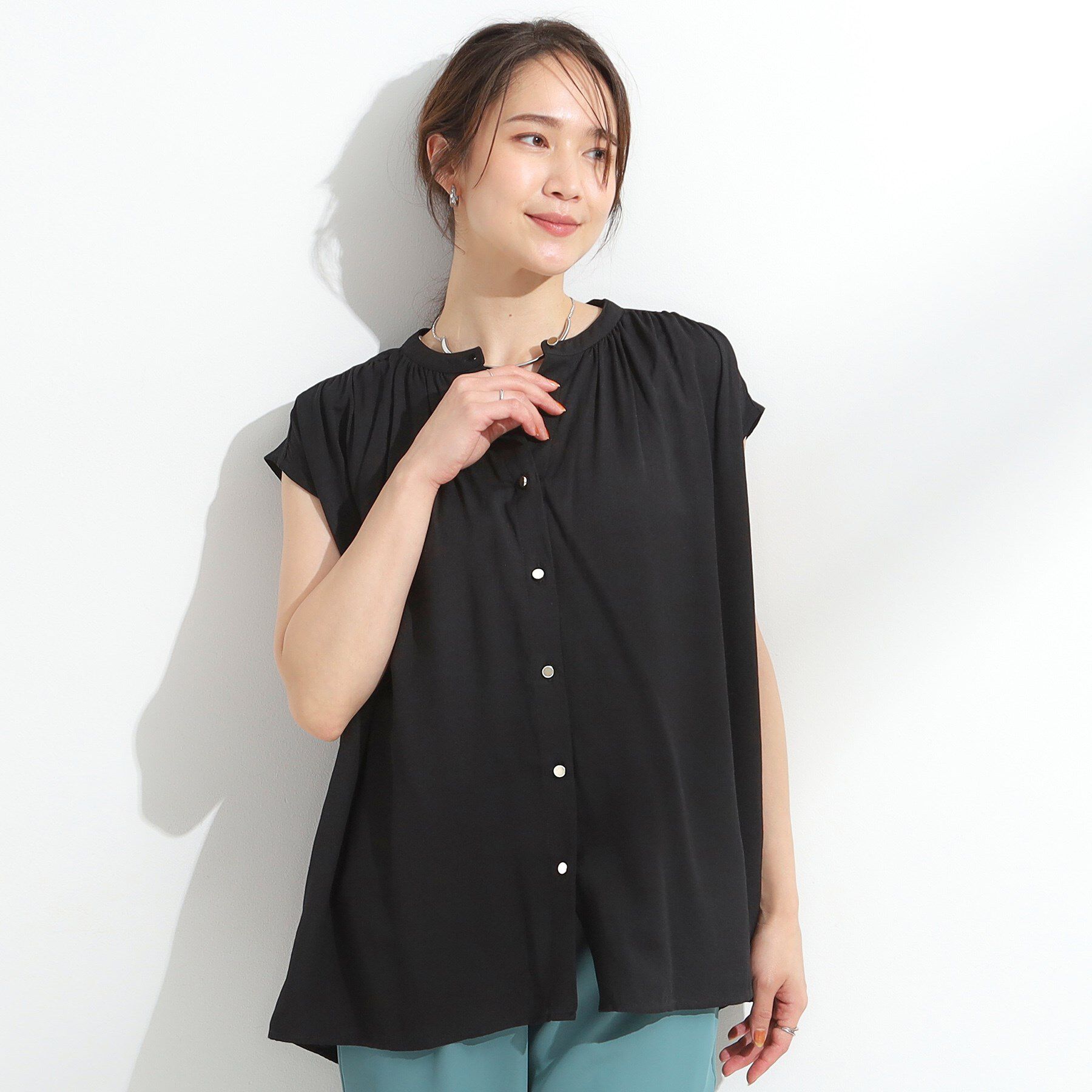 SHOO･LA･RUE「【S-LL/洗濯後しわになりにくい】上品にきれい見え スラブギャザーブラウス」|シャツ・ブラウス|