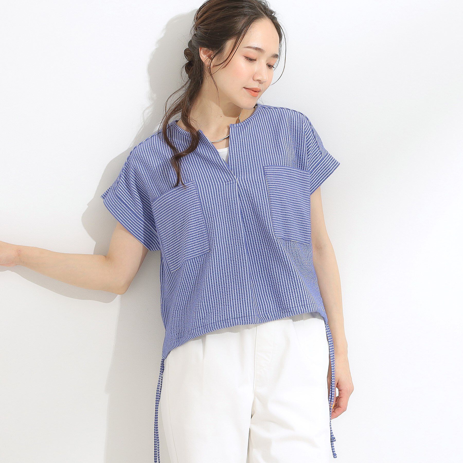 SHOO･LA･RUE「【洗える/S-LL】シルエット変化を楽しめる サッカーストライプ柄スキッパートップス」|Tシャツ・カットソー|ブルー(393)