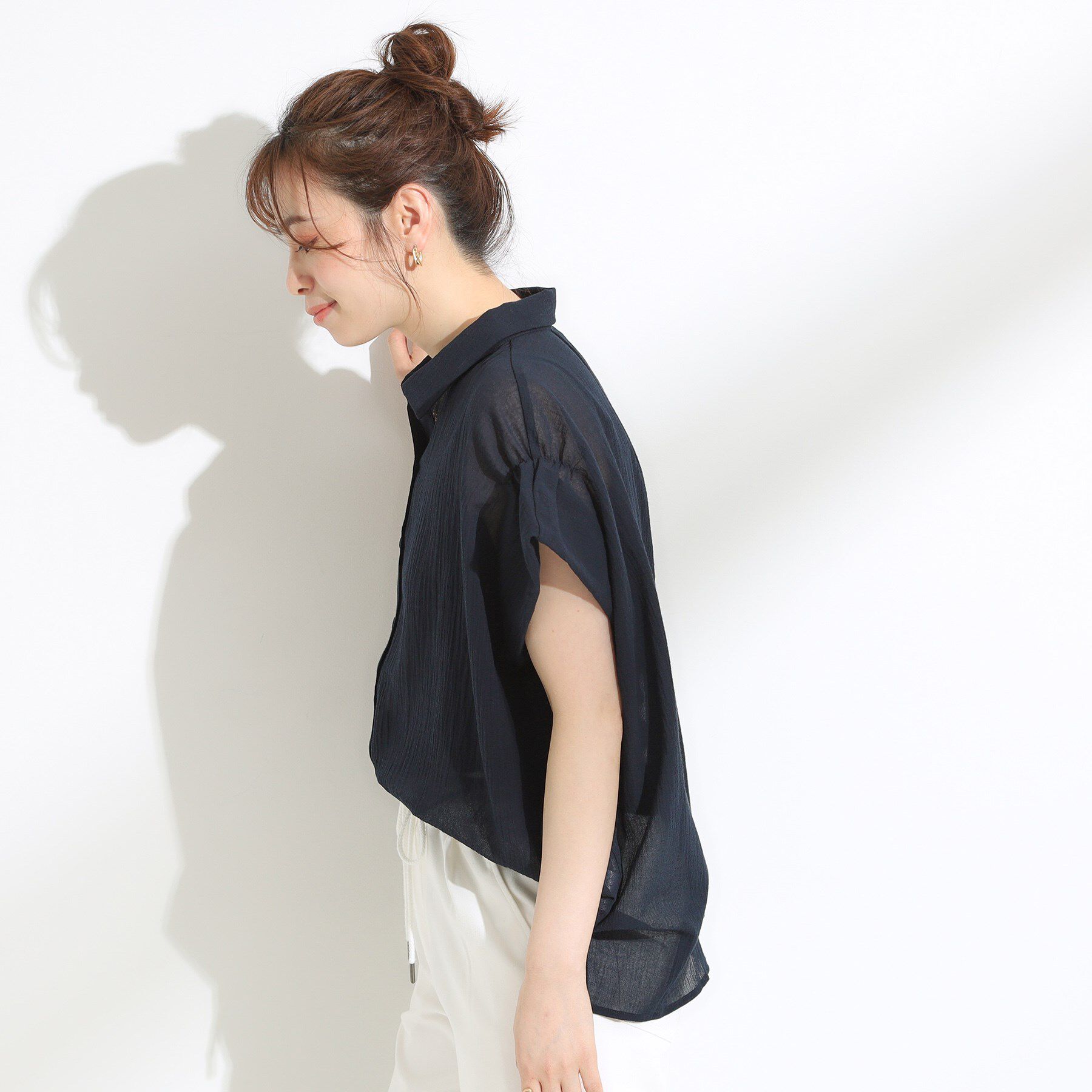 SHOO･LA･RUE「【S-LL】さらシャリコットン 上品なシアー感のフロントボタンシャツ」|シャツ・ブラウス|