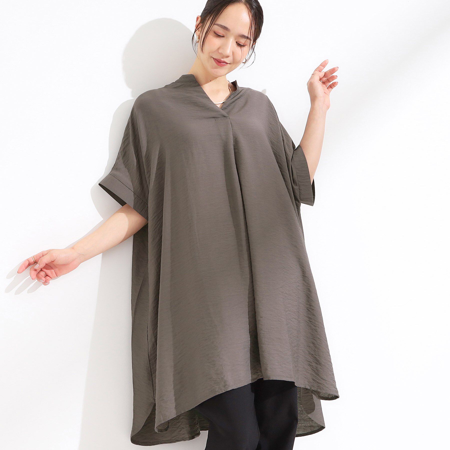 SHOO･LA･RUE「【S-LL/ひんやり】涼しく楽に体型カバー　ゆったりスキッパー半袖チュニック」|チュニック|チャコールグレー(0