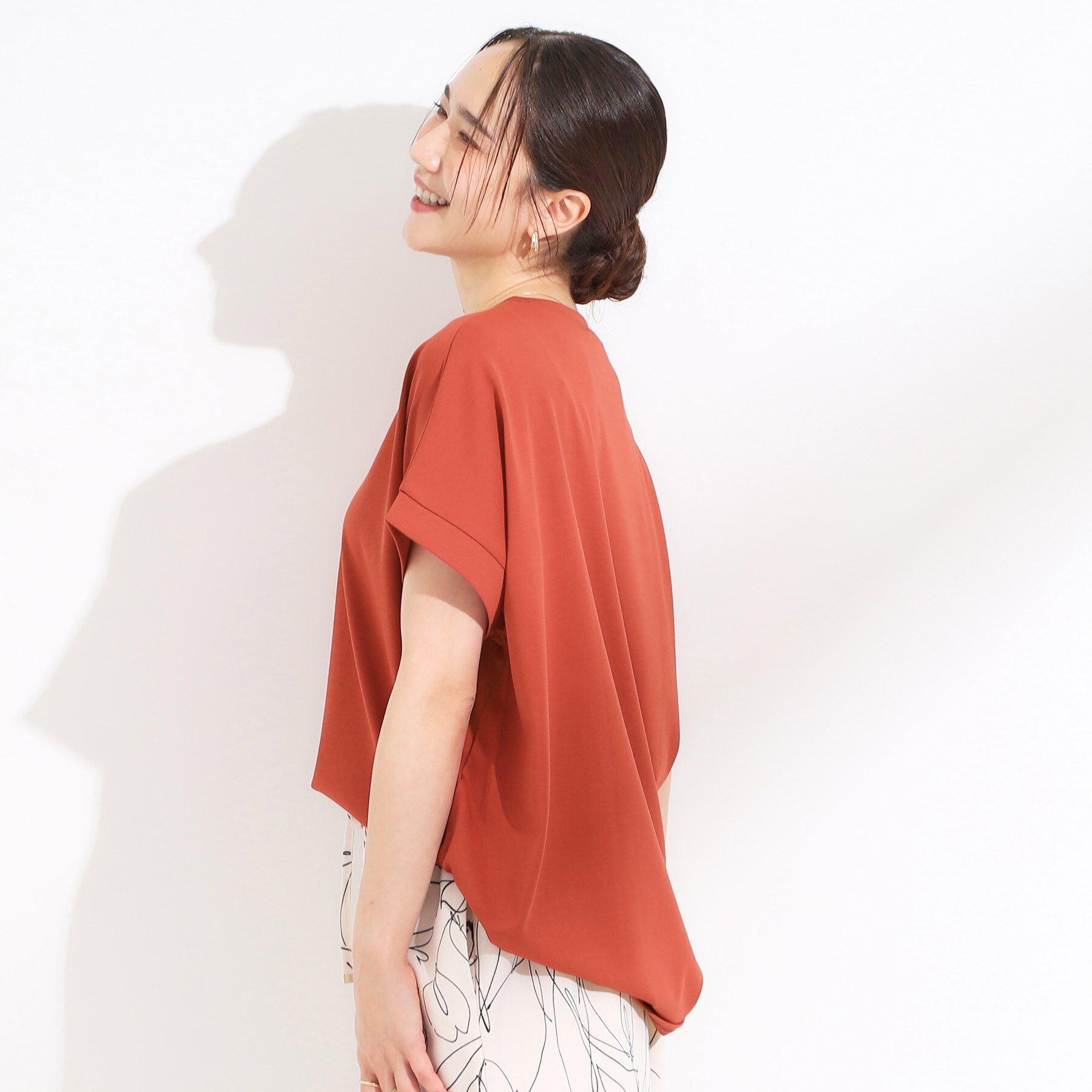 SHOO･LA･RUE「【S-LL/汗ジミ軽減/ひんやり/UV】体型カバーに タック入りドルマントップス」|Tシャツ・カットソー|