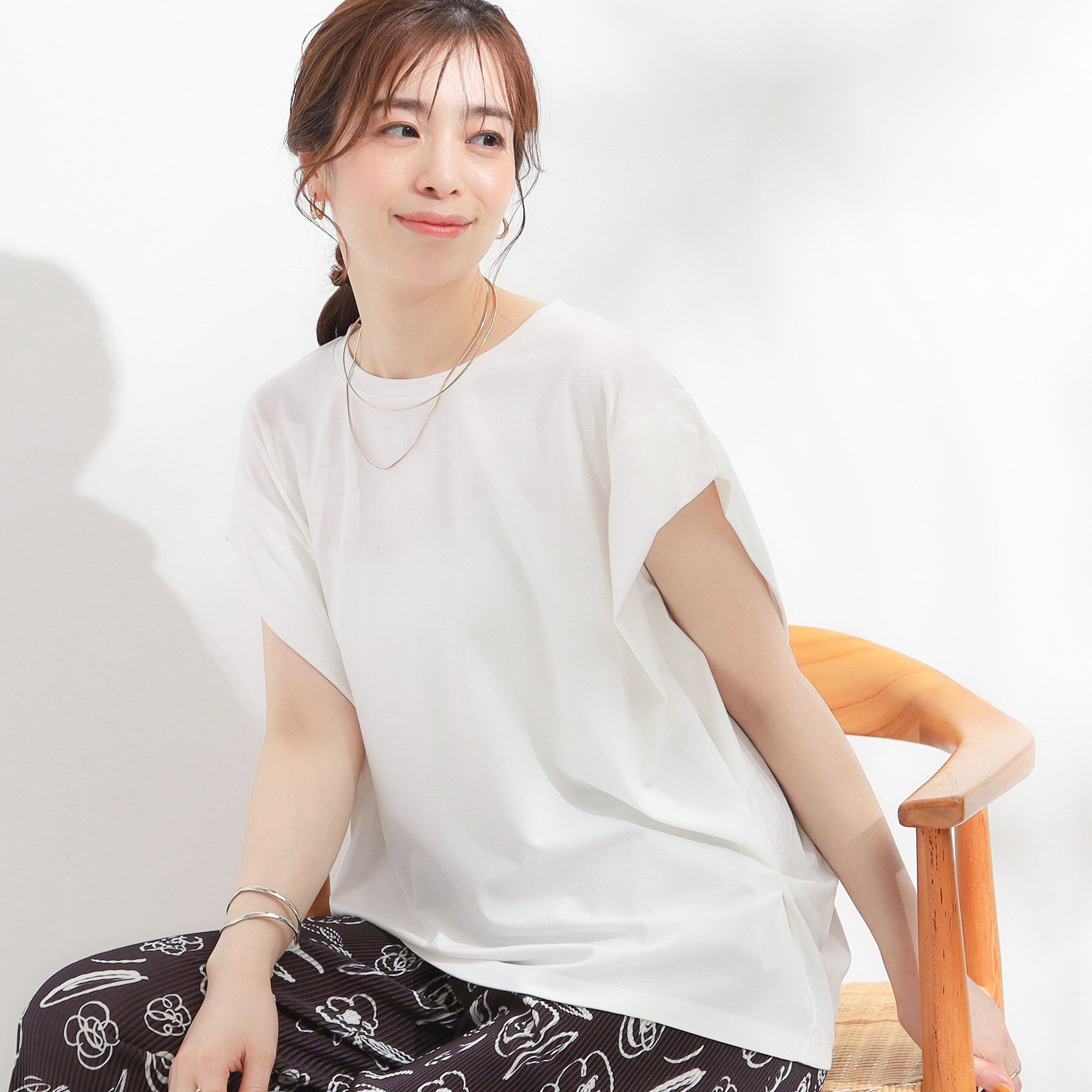 SHOO･LA･RUE「【S-LL/ひんやり/UV】二の腕をきれいにカバー ショルダータックトップス」|Tシャツ・カットソー|オフホワイト(003