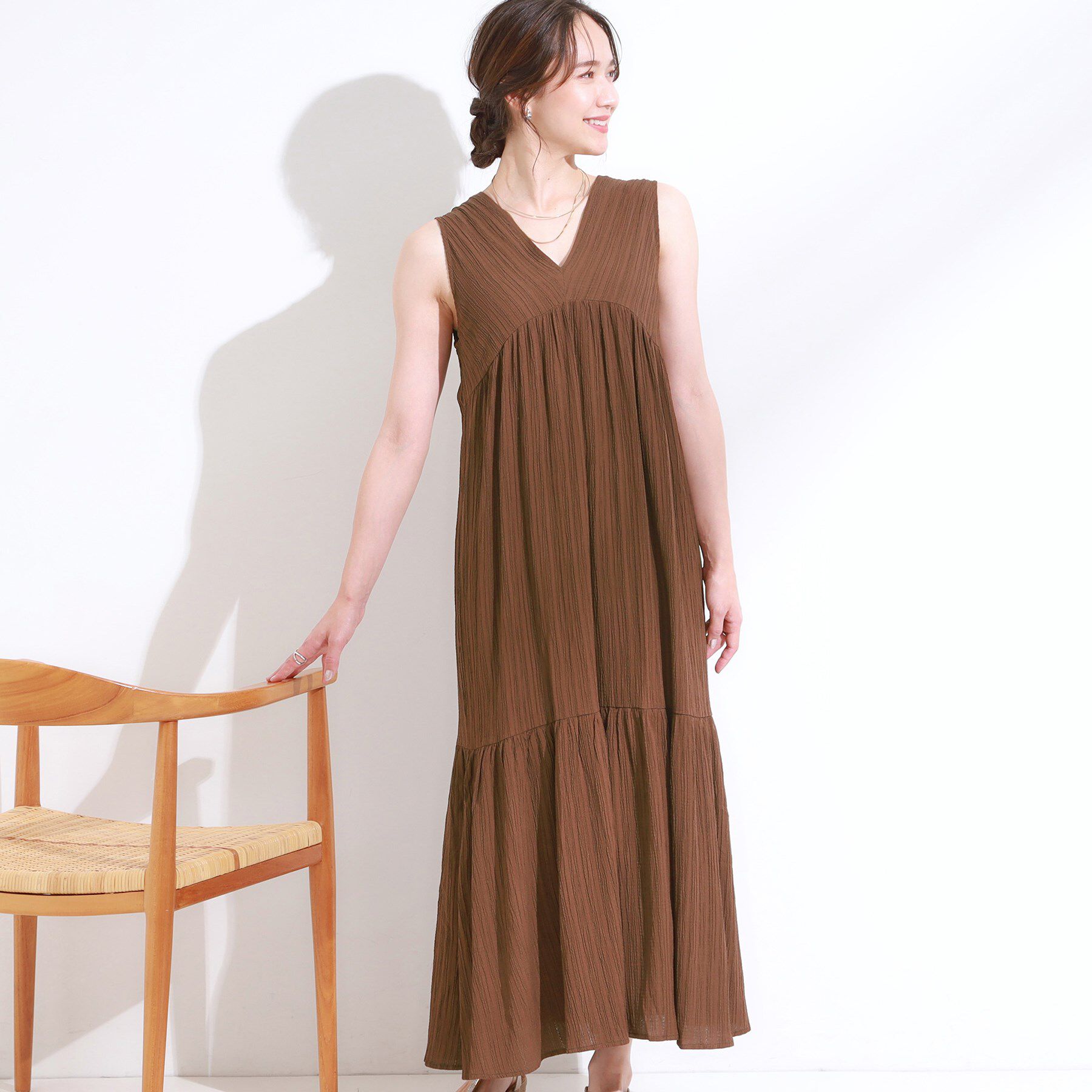 SHOO･LA･RUE「【S-LL】後ろ姿も抜かりなく 1枚でサマ見え ティアードワンピース」|ワンピース|ブラウン(043)