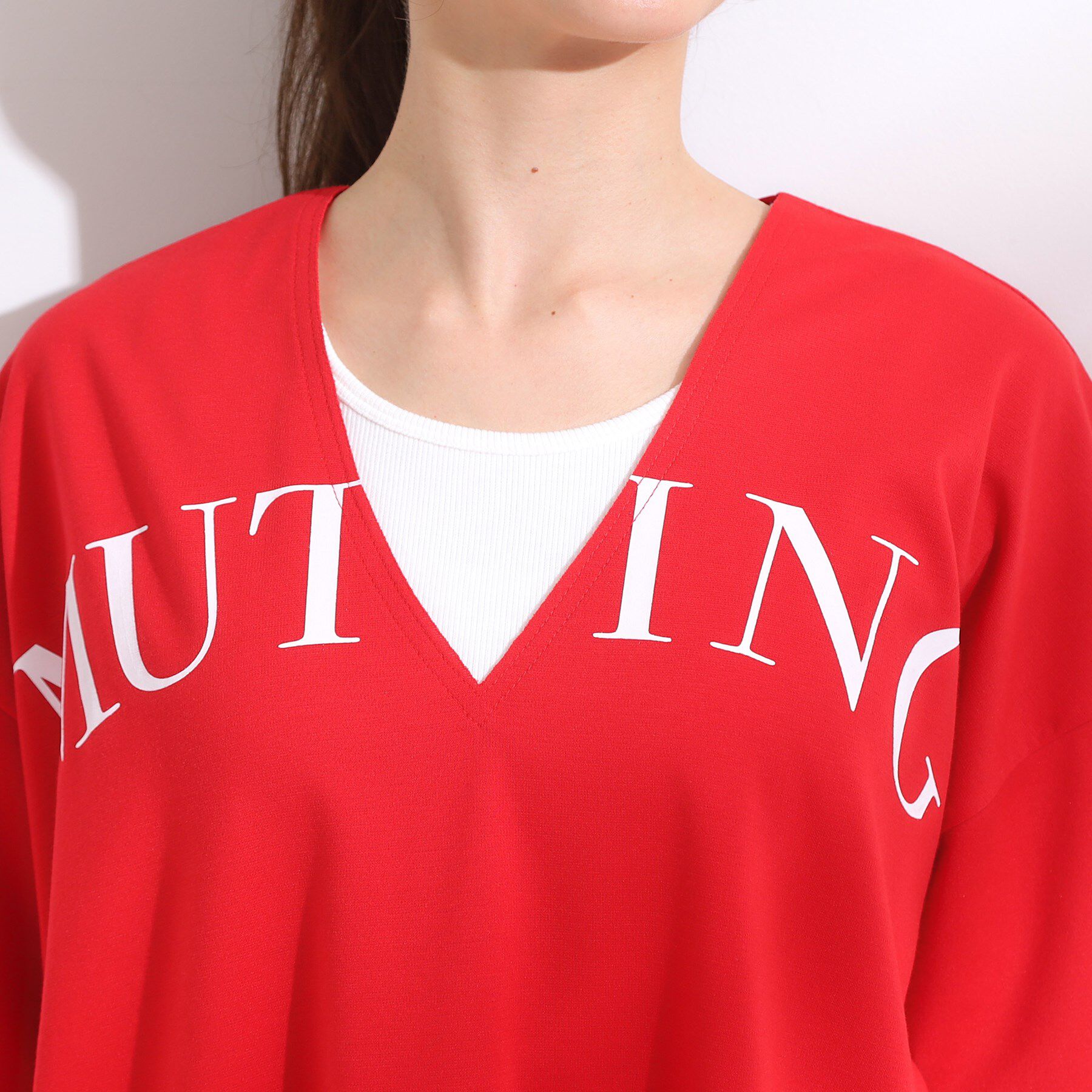 SHOO･LA･RUE「【洗える】Vネックですっきり見え ロゴトップス」|Tシャツ・カットソー|