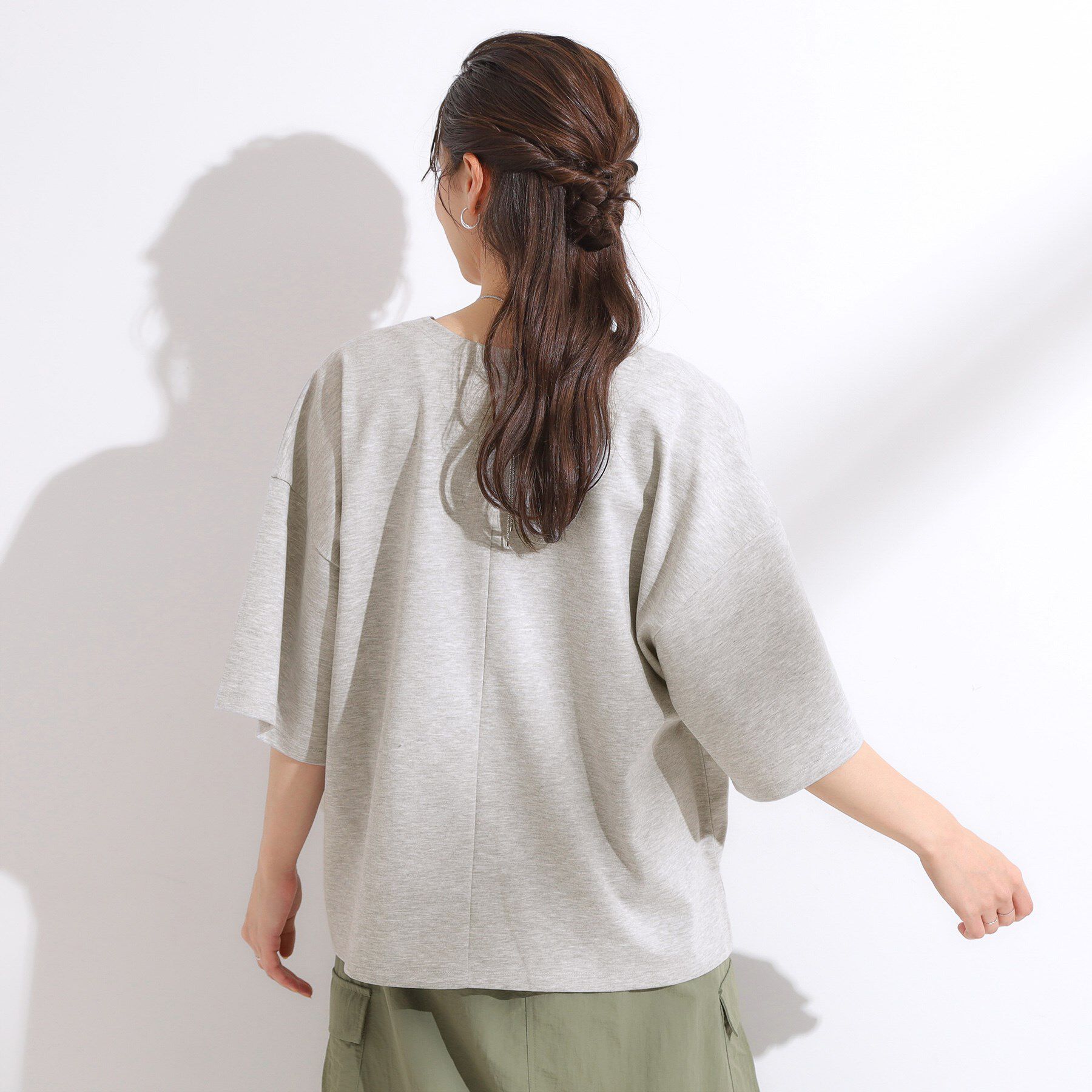 SHOO･LA･RUE「【洗える】Vネックですっきり見え ロゴトップス」|Tシャツ・カットソー|