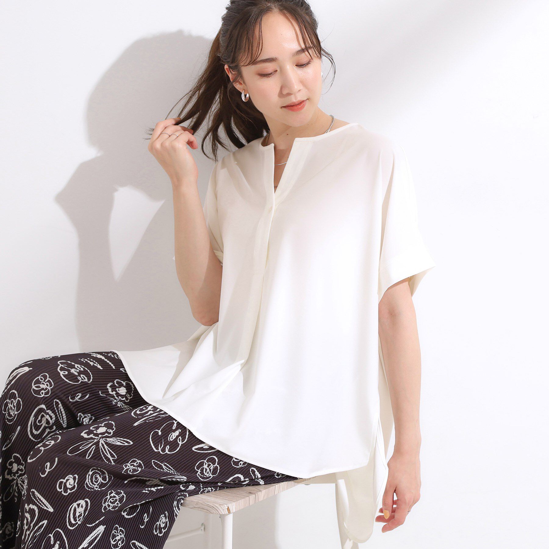 SHOO･LA･RUE「【S-LL】さらりとしたタッチが上品見え ワンボタンデザイン トップス」|Tシャツ・カットソー|オフホワイト(003