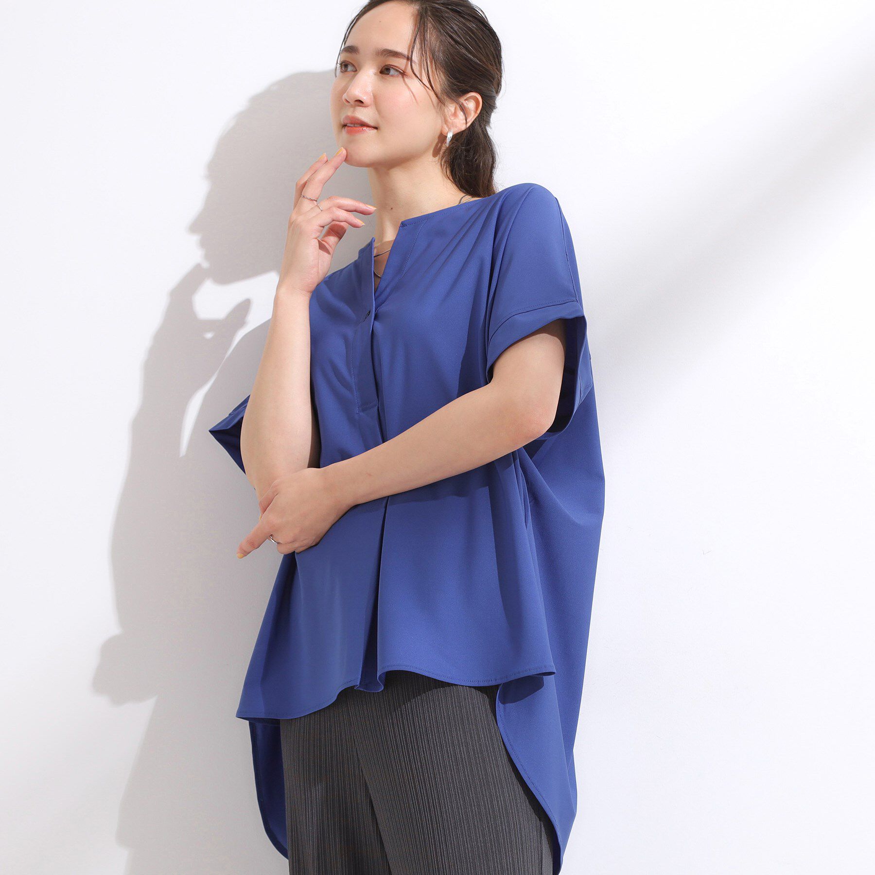 SHOO･LA･RUE「【S-LL】さらりとしたタッチが上品見え ワンボタンデザイン トップス」|Tシャツ・カットソー|ブルー(093)