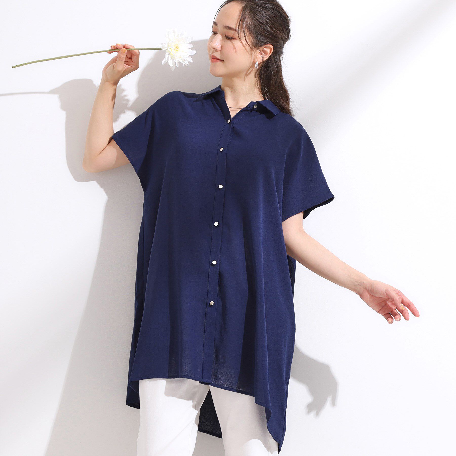 SHOO･LA･RUE「【S-LL/ひんやり】さらりとしたタッチが心地よい バックギャザーブラウス」|チュニック|ネイビー(094)