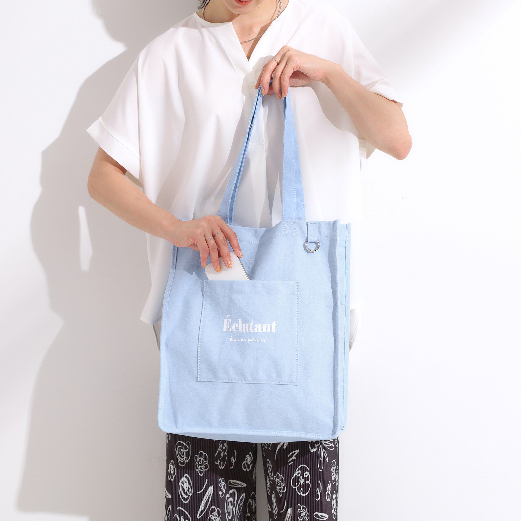 SHOO･LA･RUE「【ラッキーカラー/推し活にも】うちわも入るキャンバストートバッグ」|トートバッグ|サックスブルー(89