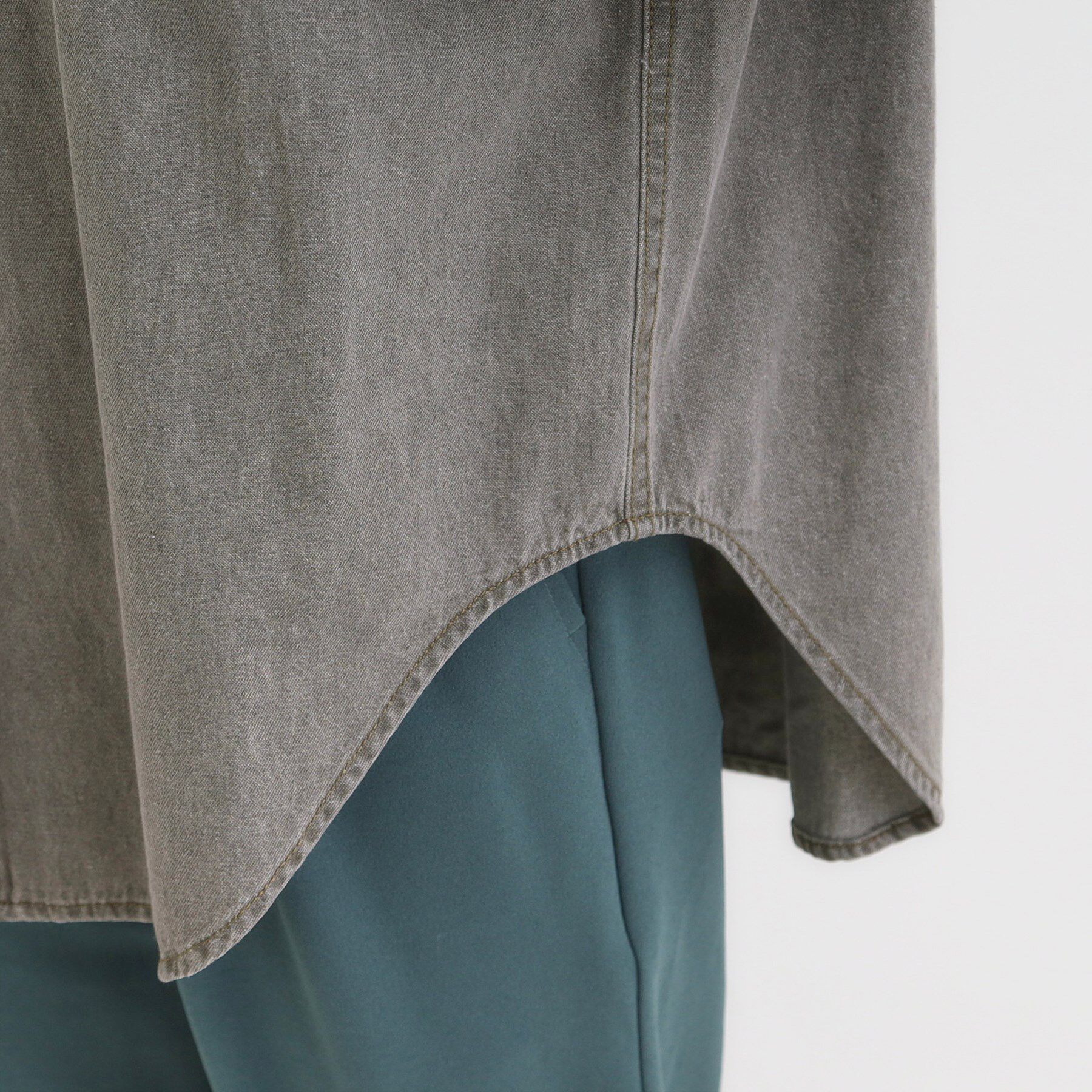 SHOO･LA･RUE「【S-LL】大人のカジュアルコーデに こなれデニムシャツ」|シャツ・ブラウス|