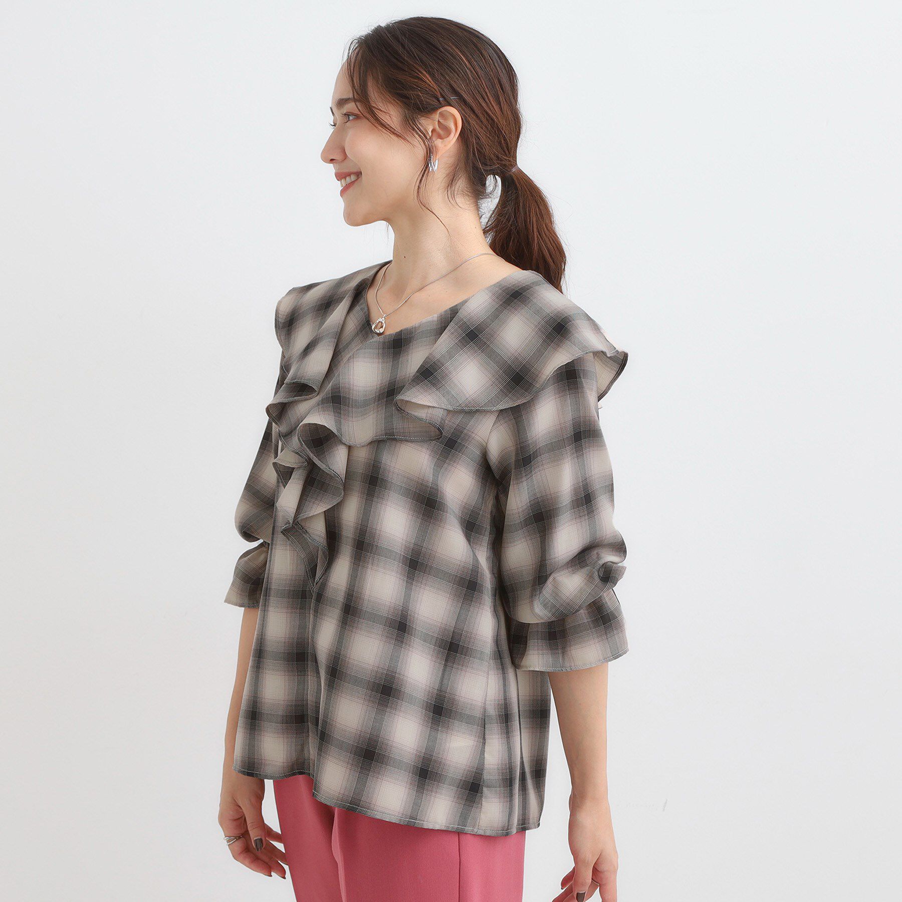 SHOO･LA･RUE「【S-LL】きれいめカジュアルに チェック柄フリルブラウス」|シャツ・ブラウス|