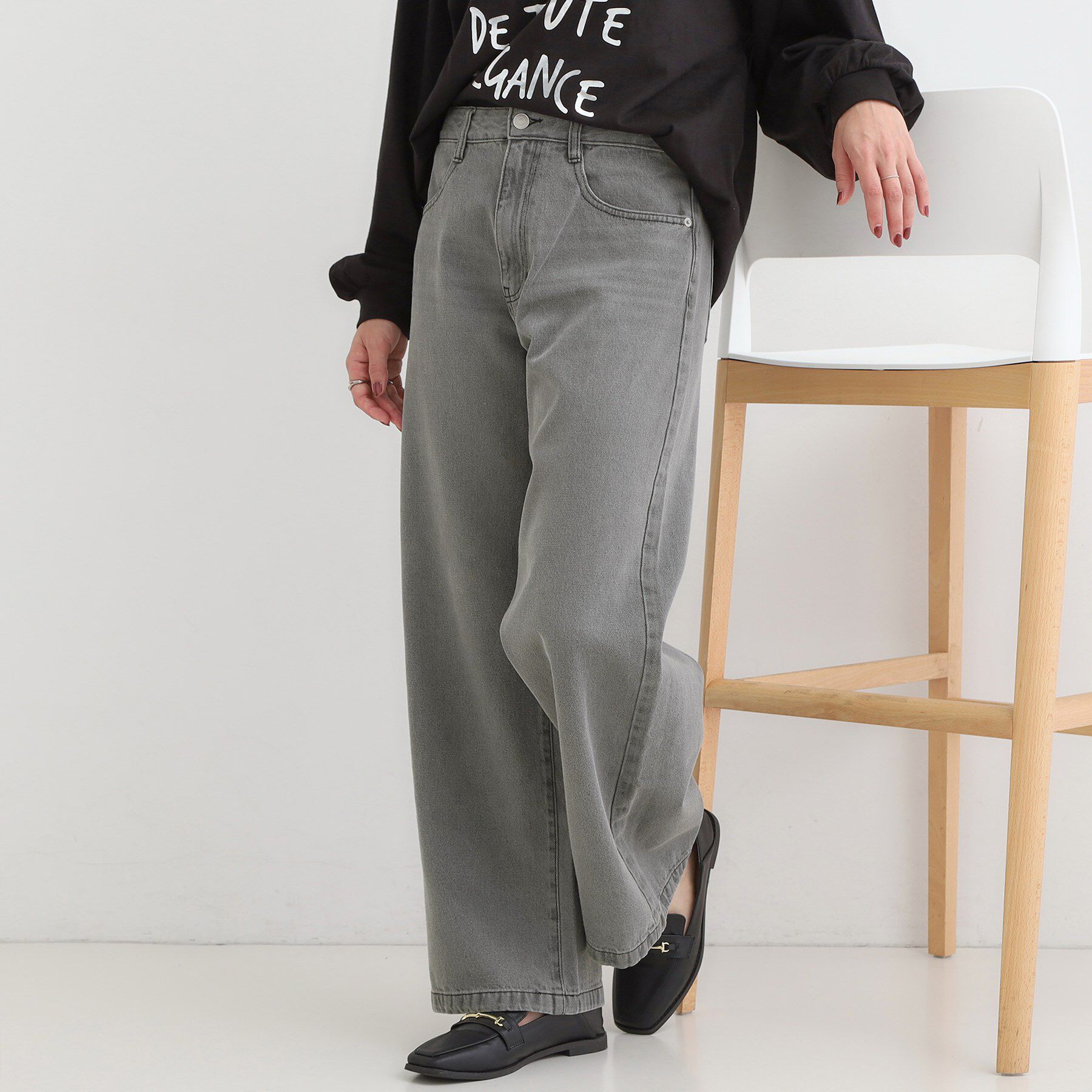 SHOO･LA･RUE「【S-LL】脚のラインを拾いにくい デニムワイドパンツ」|デニム|チャコールグレー(0