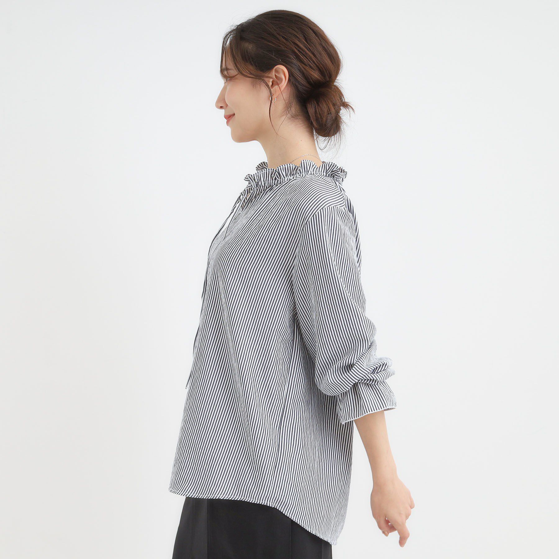 SHOO･LA･RUE「【S-LL/洗濯後しわになりにくい/吸水速乾/UV】大人フェミニンな装いに 襟フリルブラウス」|シャツ・ブラウス|