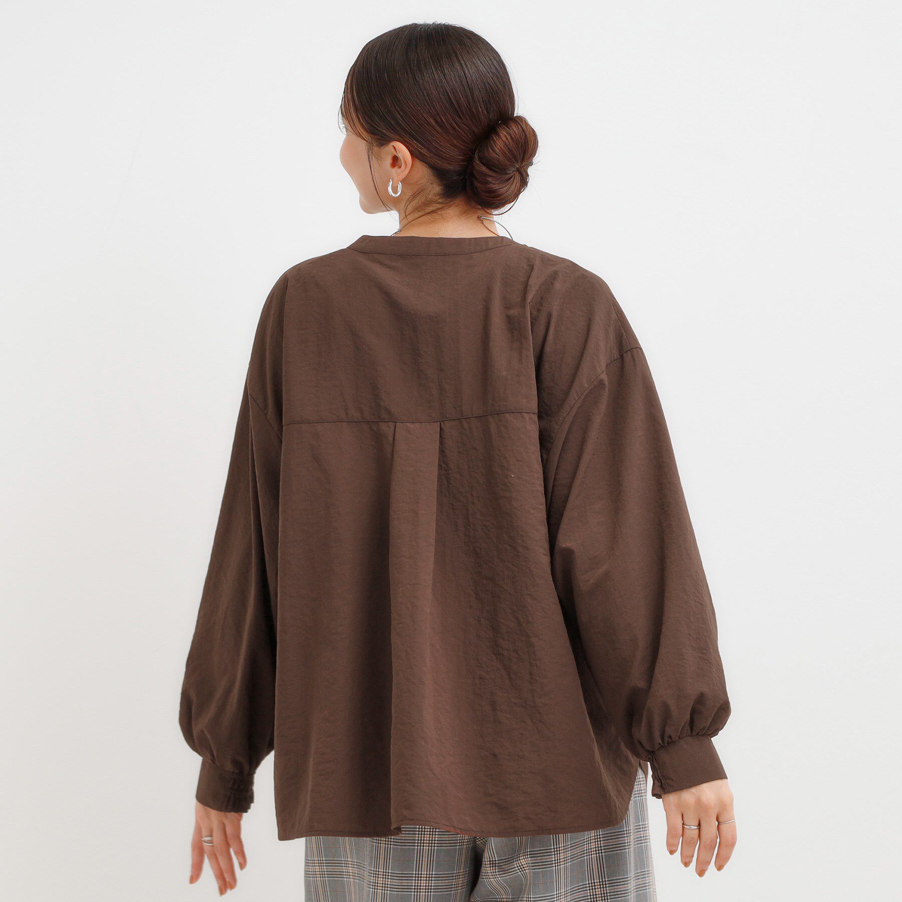 SHOO･LA･RUE「【洗える/S-LL】羽織りにもなる ビックポケットVネックシャツ」|シャツ・ブラウス|
