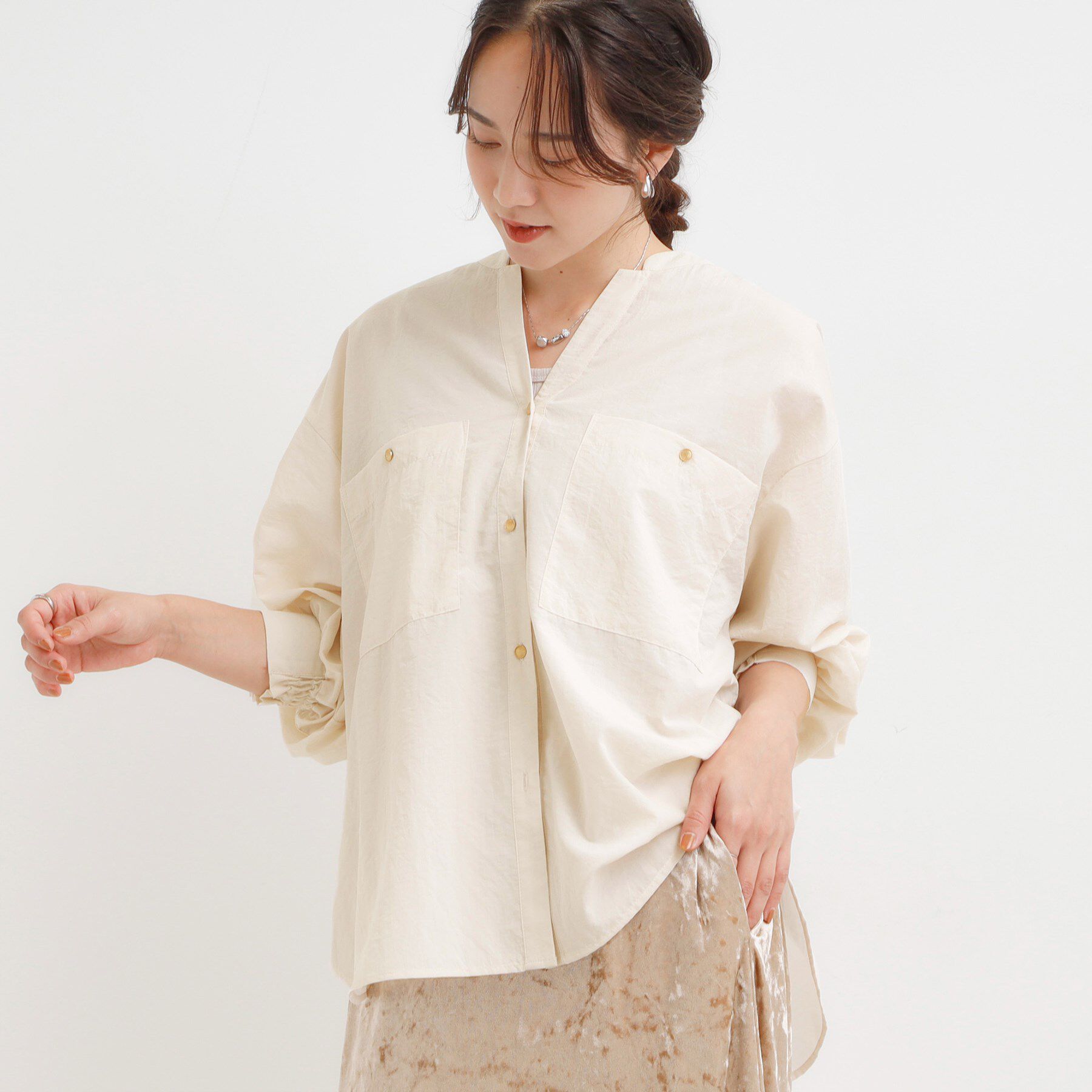 SHOO･LA･RUE「【洗える/S-LL】羽織りにもなる ビックポケットVネックシャツ」|シャツ・ブラウス|ライトベージュ(05
