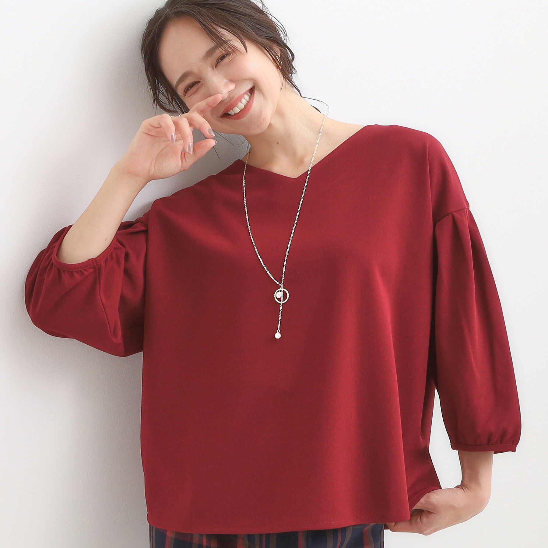 SHOO･LA･RUE「【2点セット/7分袖】大人のきれい見え お袖タック入りアクセ付きトップス」|Tシャツ・カットソー|レッド(062)