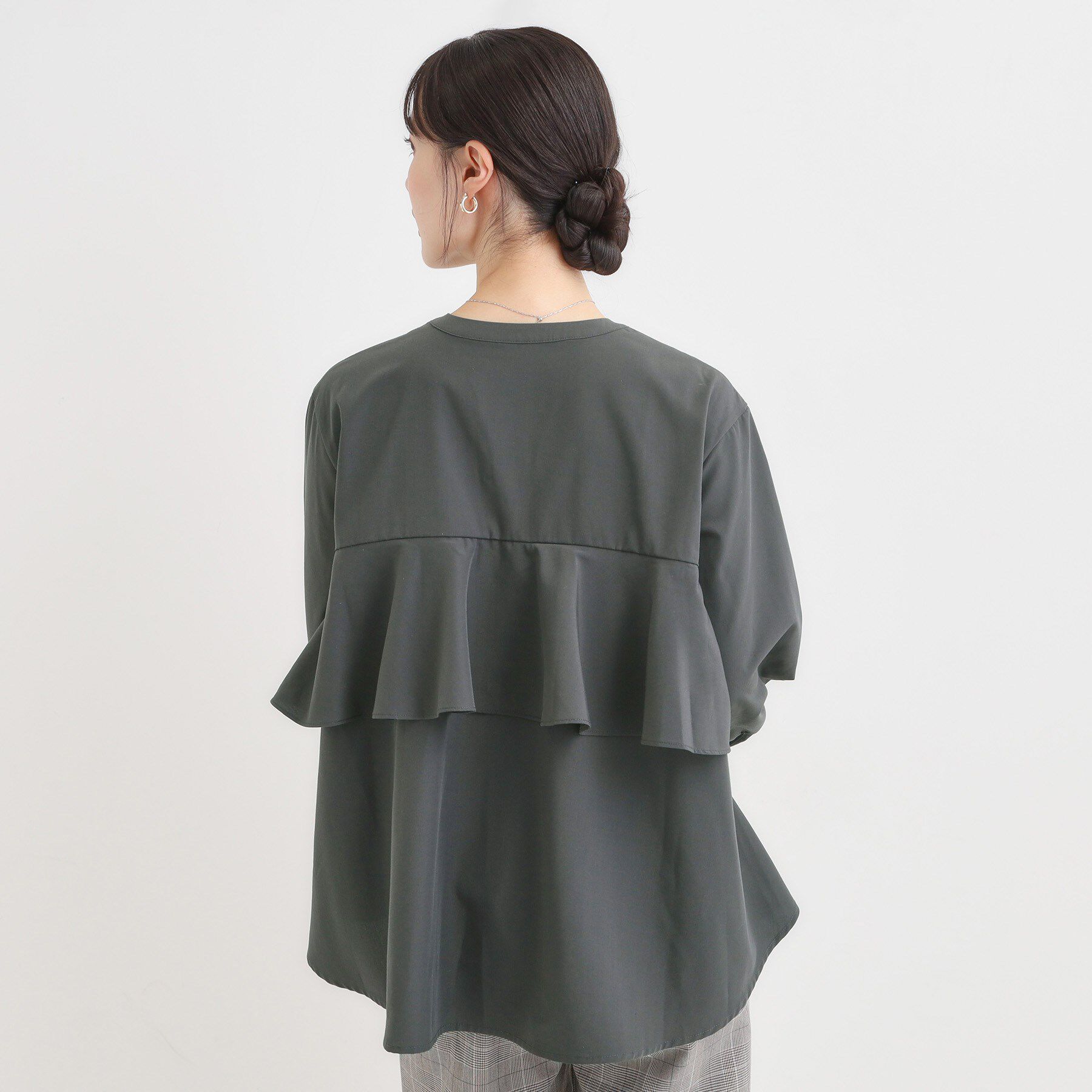 SHOO･LA･RUE「【洗濯機可/S-LL】春まで着られる バックフリルシャツ」|シャツ・ブラウス|