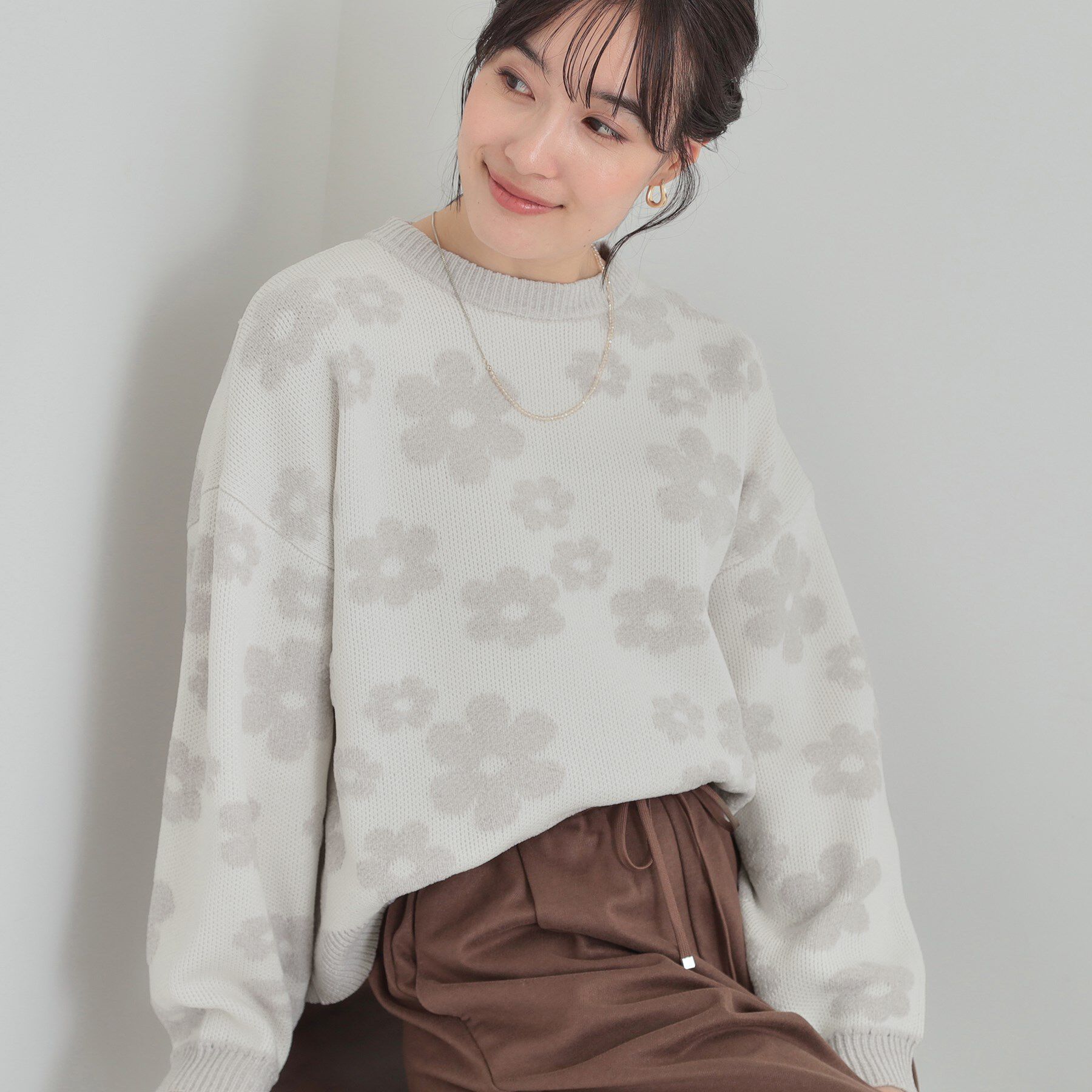 SHOO･LA･RUE「【S-LL】レトロ感漂う デイジー柄 総柄ニット」|ニット・セーター|ライトグレー(111