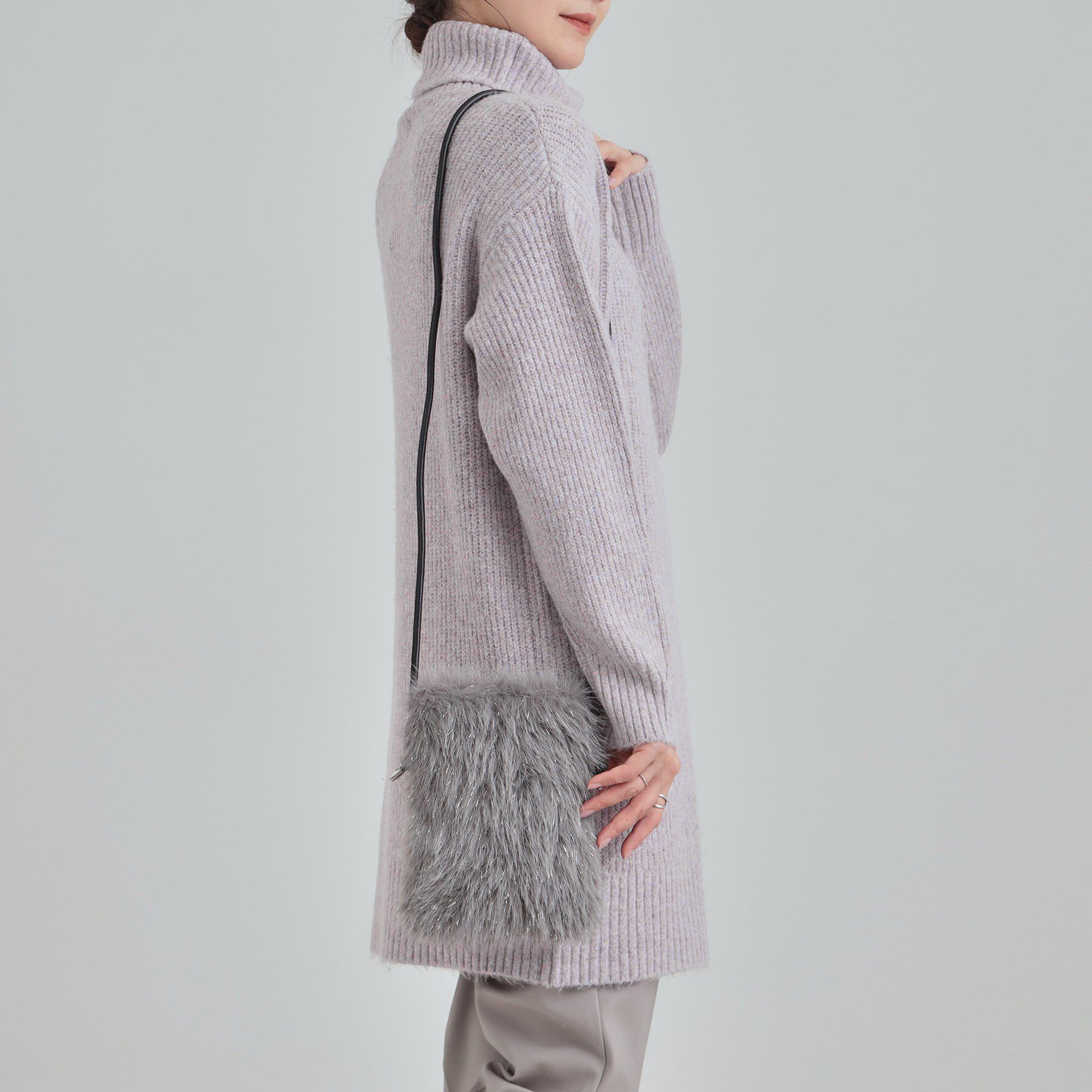 SHOO･LA･RUE「ラメ入りファーが目を惹く ミニショルダーバッグ」|ショルダー・メッセンジャー|グレー(012)