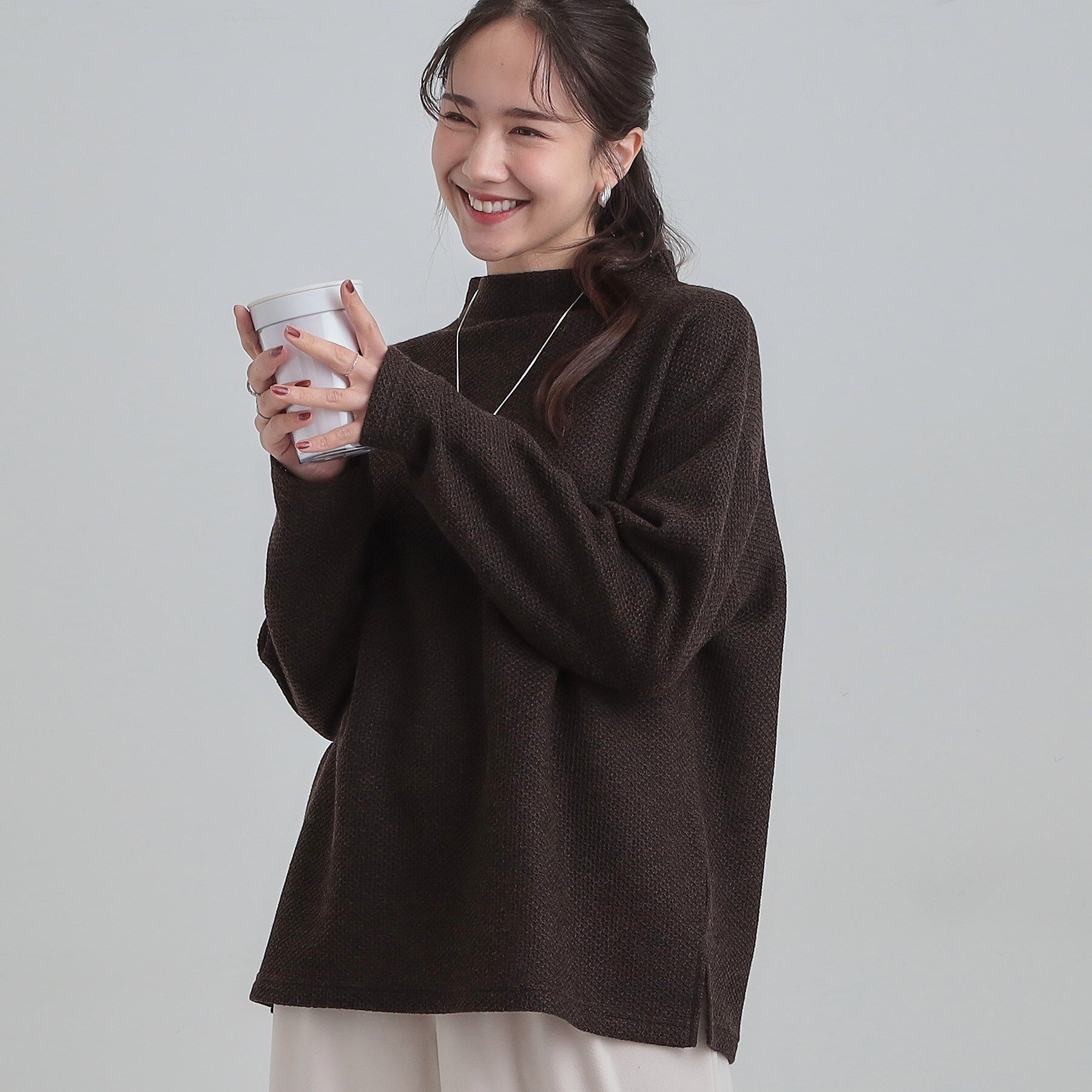 SHOO･LA･RUE「【あったか/洗濯機可/S-LL】インせず着られる モックネック ニットソートップス」|Tシャツ・カットソー|ブラウン(044)