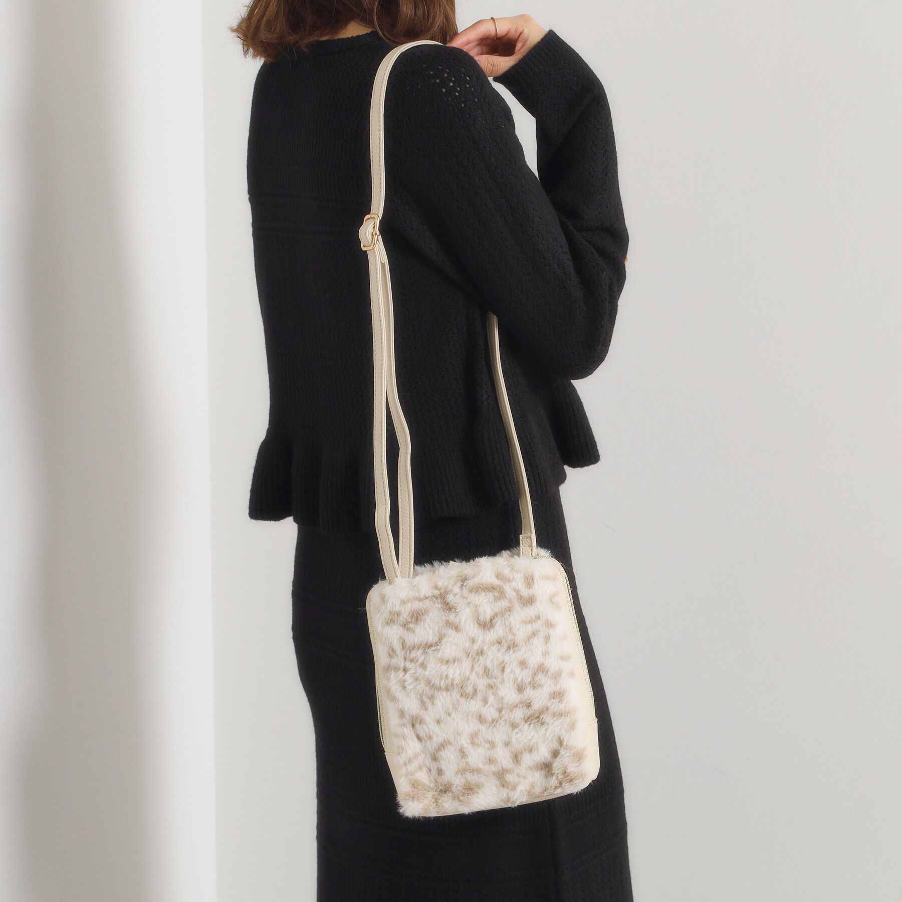 ITS&rsquo;DEMO「三層フェイクファーミニショルダー」|ショルダー・メッセンジャー|アイボリー(104)