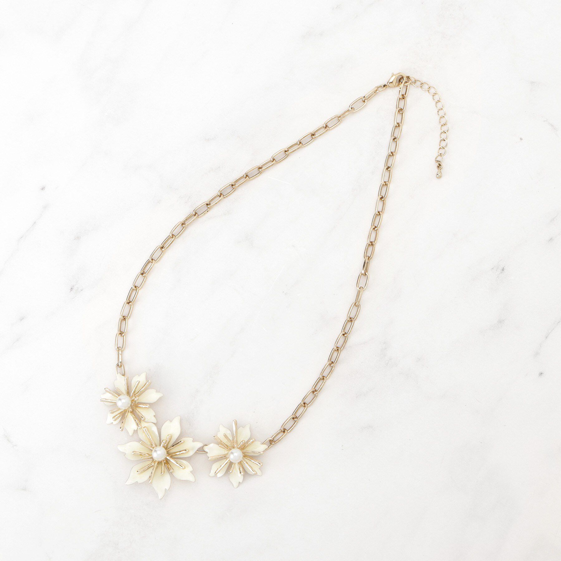 SunaUna「【フェイクパール付】フラワーモチーフショートネックレス」|ネックレス|