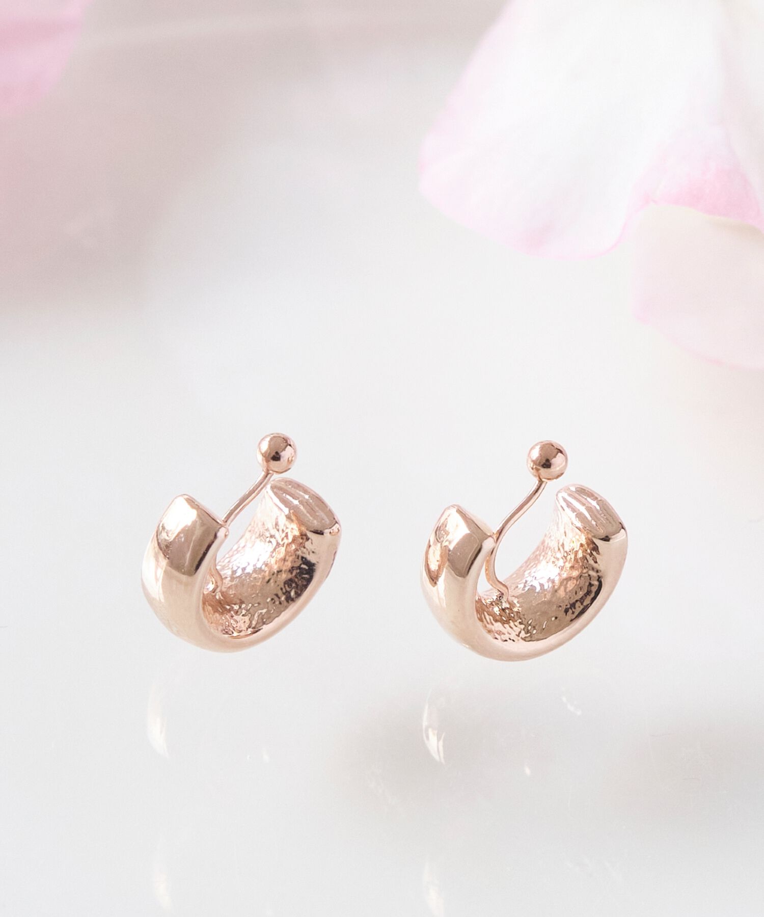 Phoebe「【痛くないシリーズ/金属アレルギー対応】モードミニマルフープライトフィットイヤリング　ローズゴールド」|イヤリング|