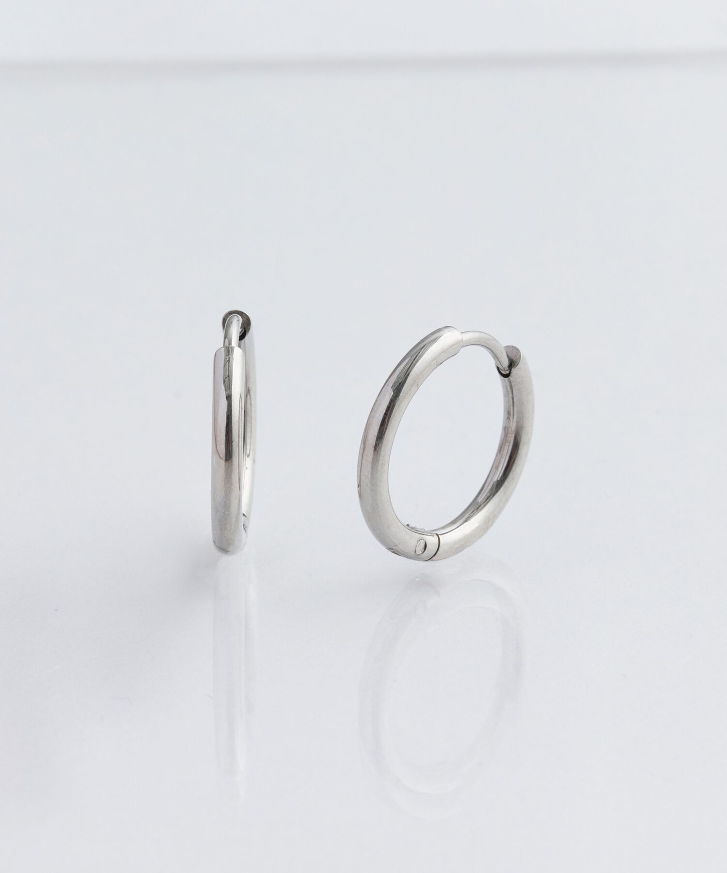 Phoebe「【金属アレルギー対応】ワンタッチミディアムフープピアス　シルバー/サージカルステンレス」|ピアス|