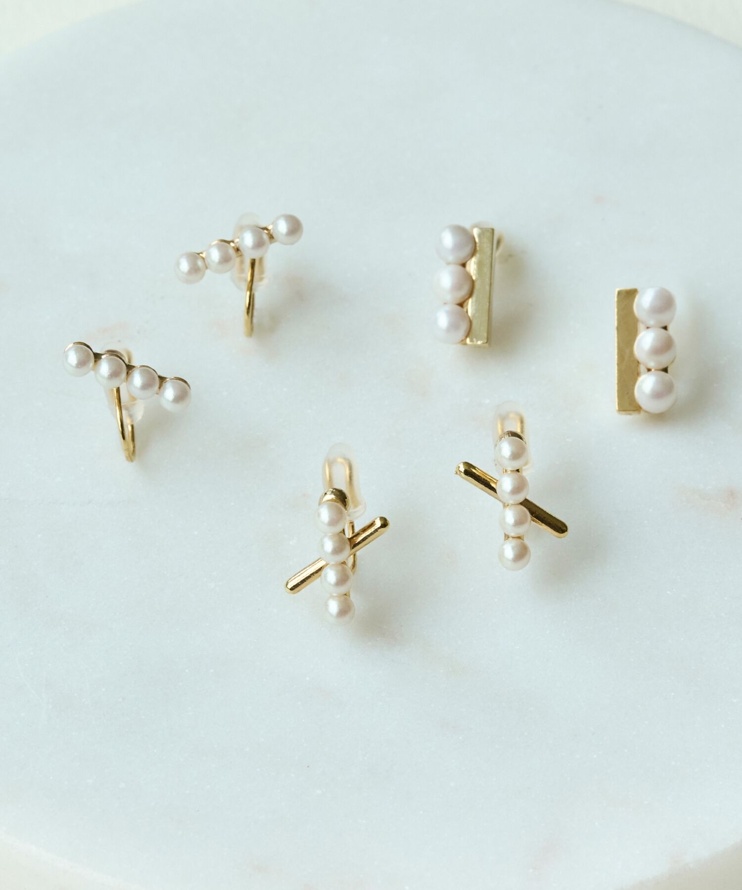 Phoebe「【痛くないシリーズ/金属アレルギー対応】パールクロスライトフィットイヤリング　ゴールド」|イヤリング|