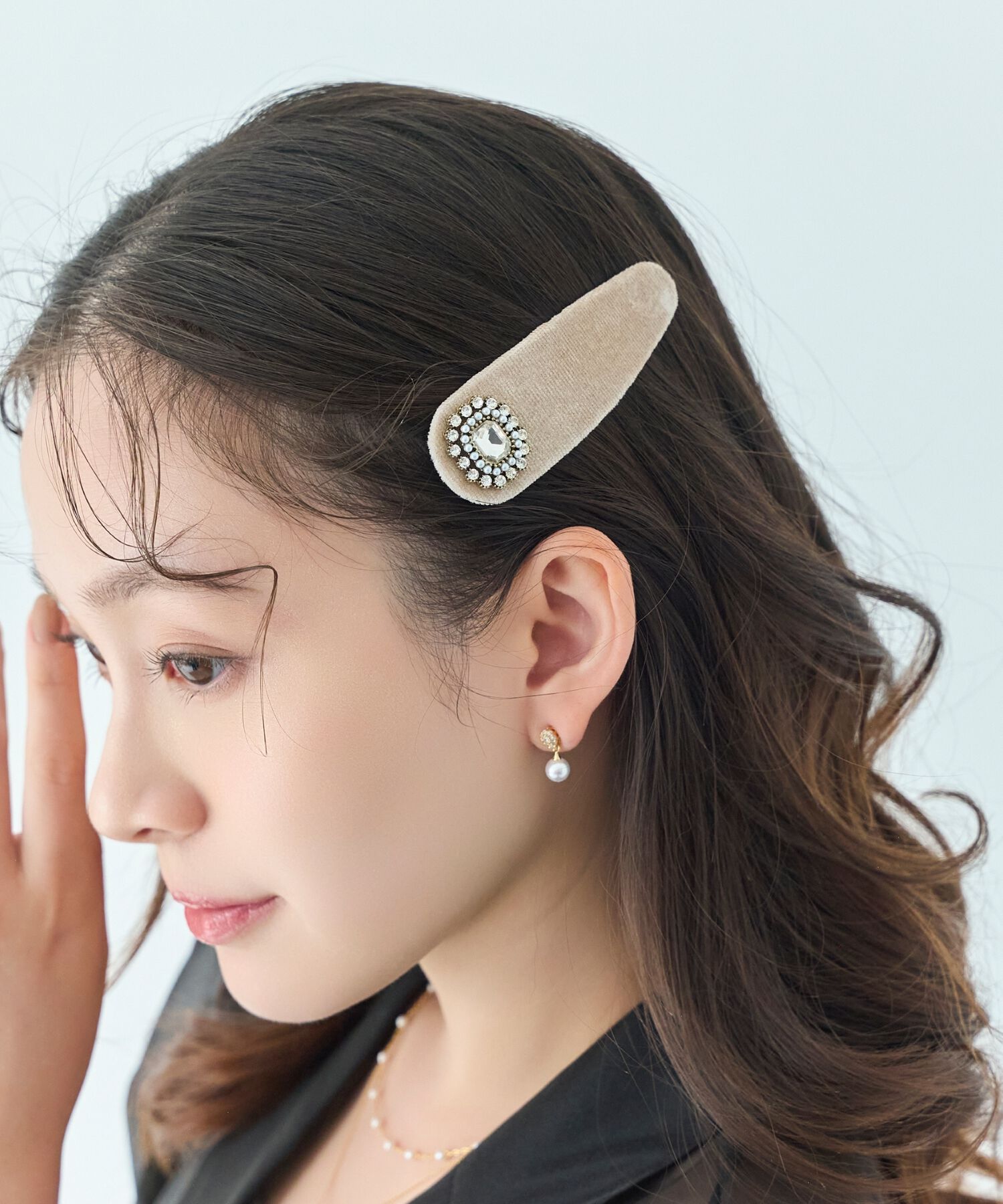  「【生産終了】クラッシービジューヘアピン　ベージュ/ベロア　結婚式 入学式 卒業式」|ヘアバンド|