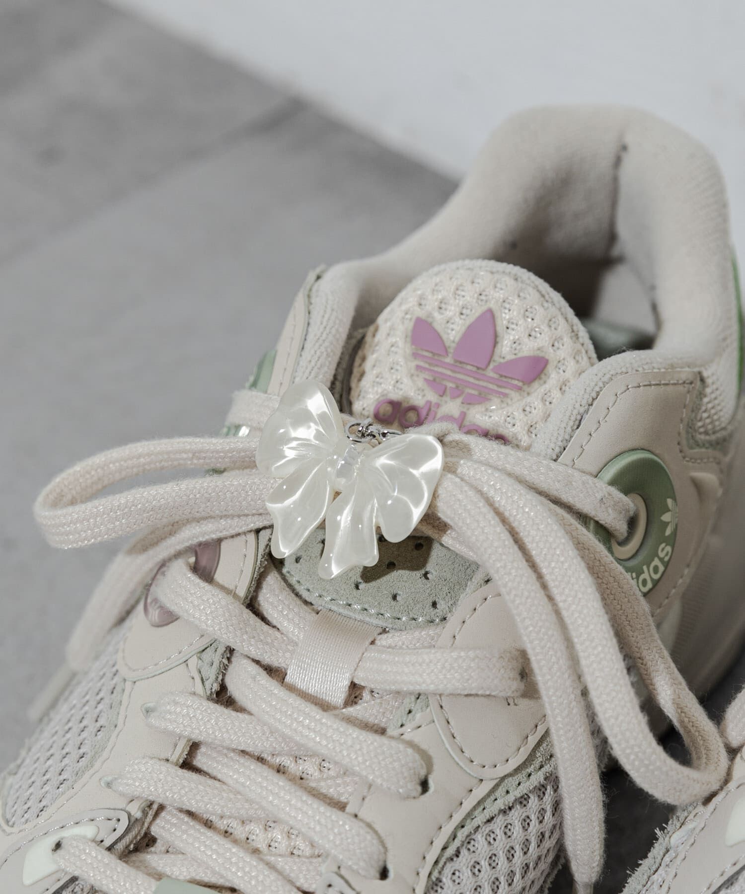 SMELLY「ジュシリボンスニーカーチャーム」|シューケア|アイボリー