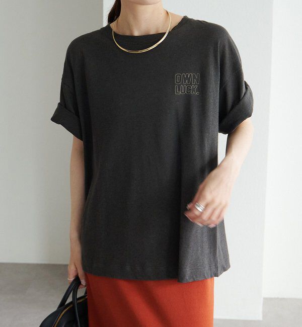  「ロゴ刺繍&times;フロッキープリント麻混Tシャツ」|Tシャツ・カットソー|