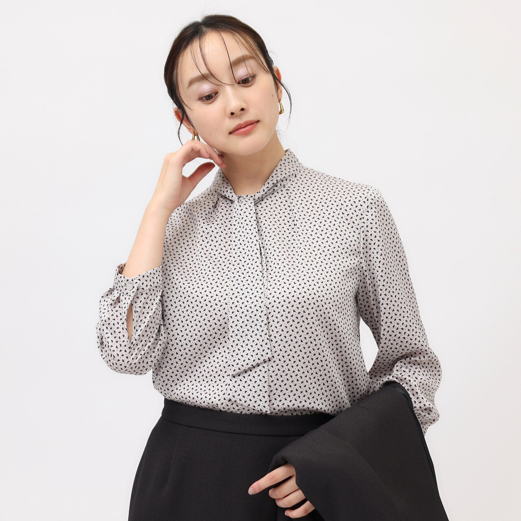 UNTITLED「【通勤スーツ/入卒/セレモニー】幾何柄ボウタイブラウス」|シャツ・ブラウス|