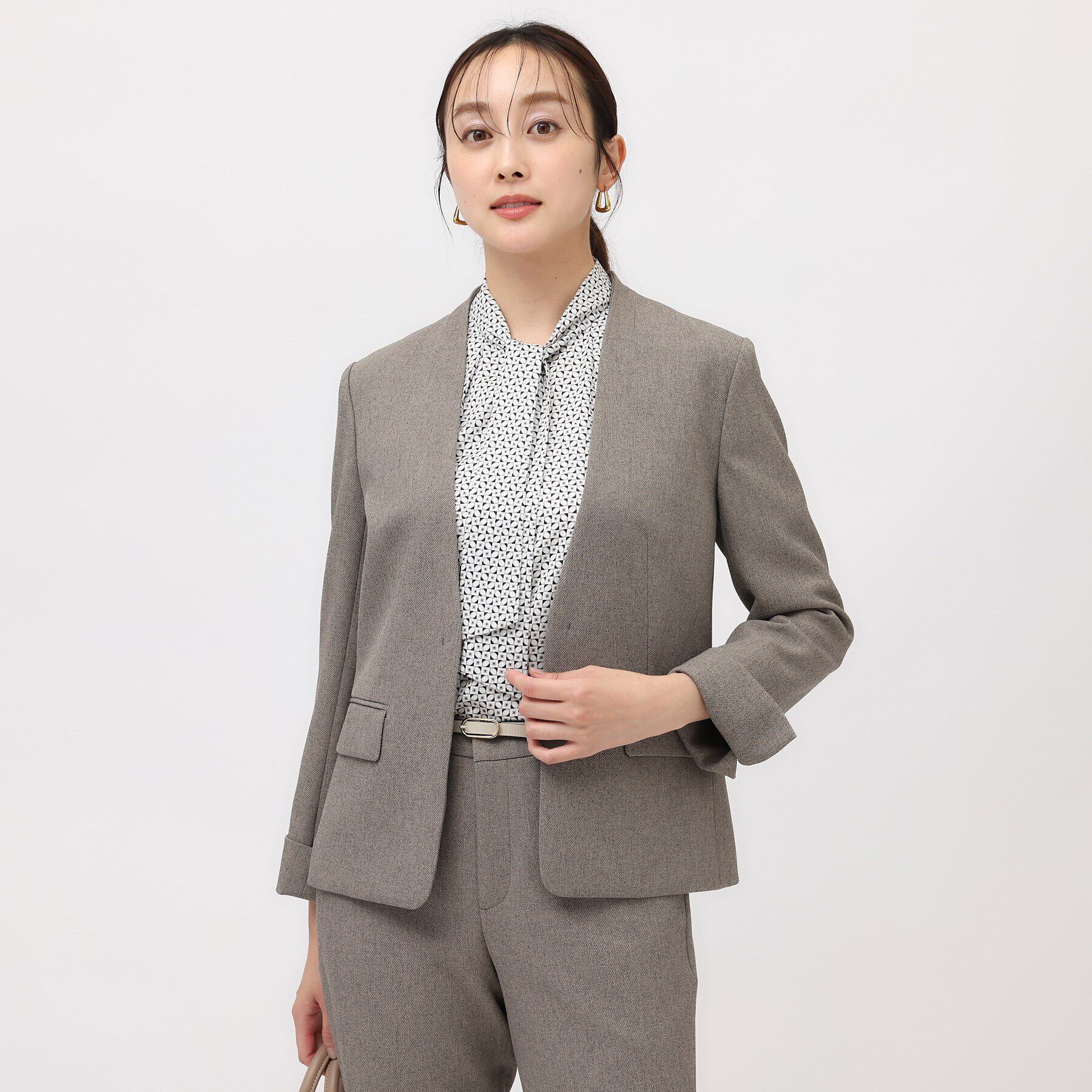 UNTITLED「【通勤スーツ/入卒/セレモニー】幾何柄ボウタイブラウス」|シャツ・ブラウス|