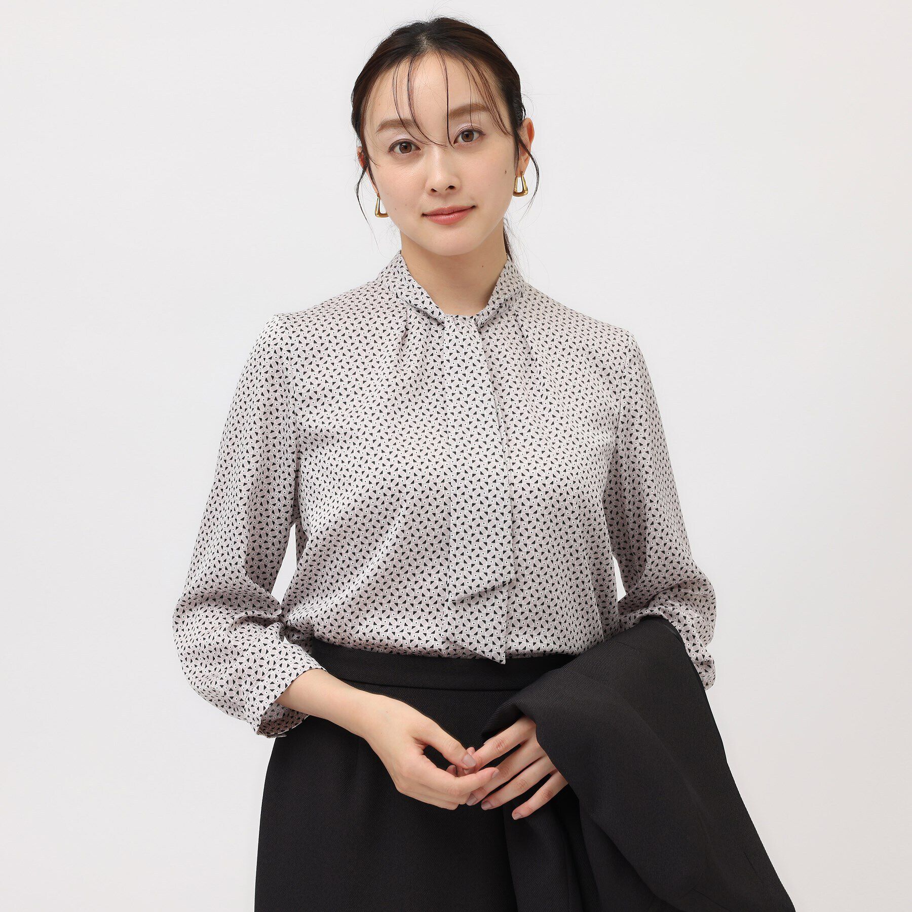 UNTITLED「【通勤スーツ/入卒/セレモニー】幾何柄ボウタイブラウス」|シャツ・ブラウス|グレー(112)