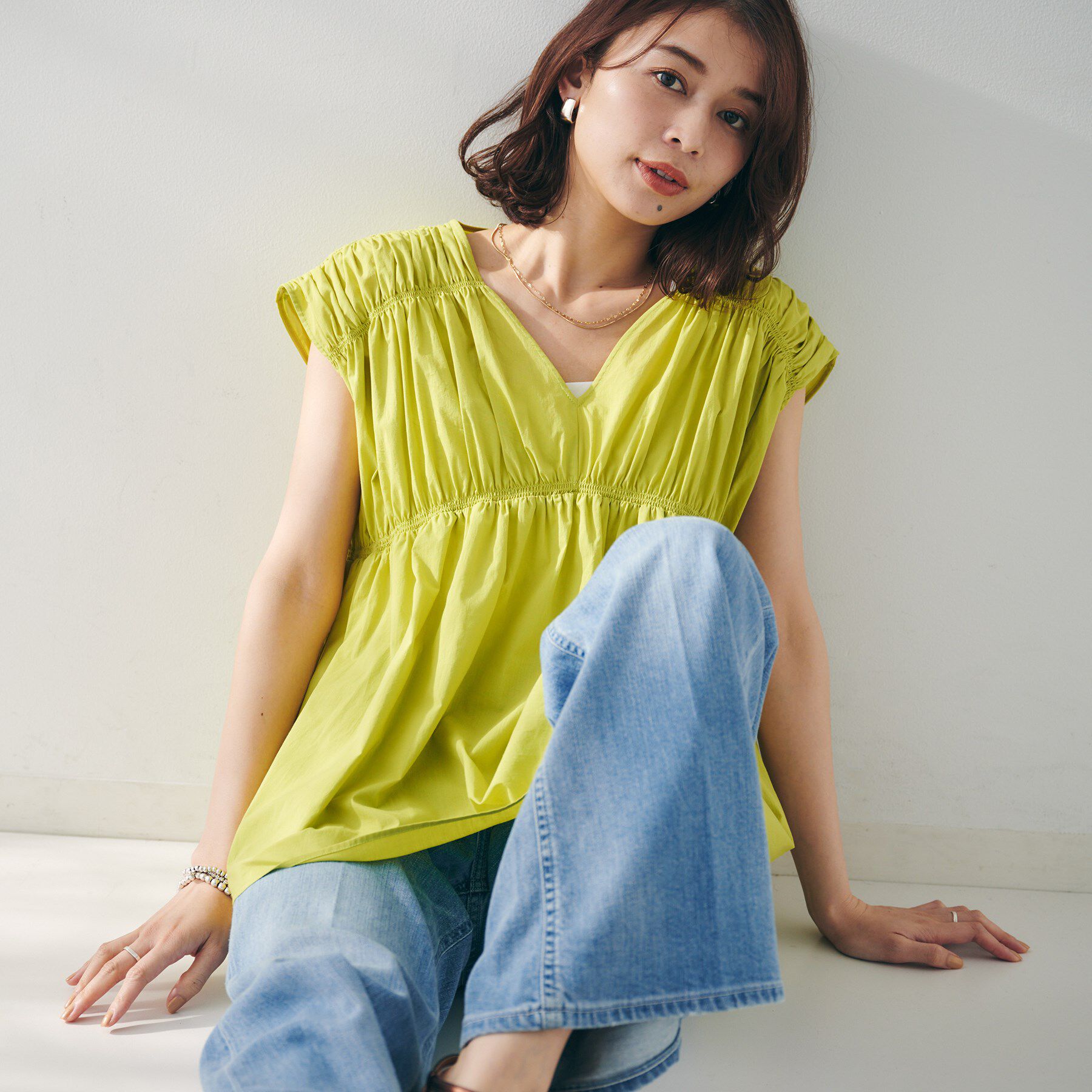 UNTITLED「【コットン100/洗える/トレンド】シャーリングブラウス」|シャツ・ブラウス|