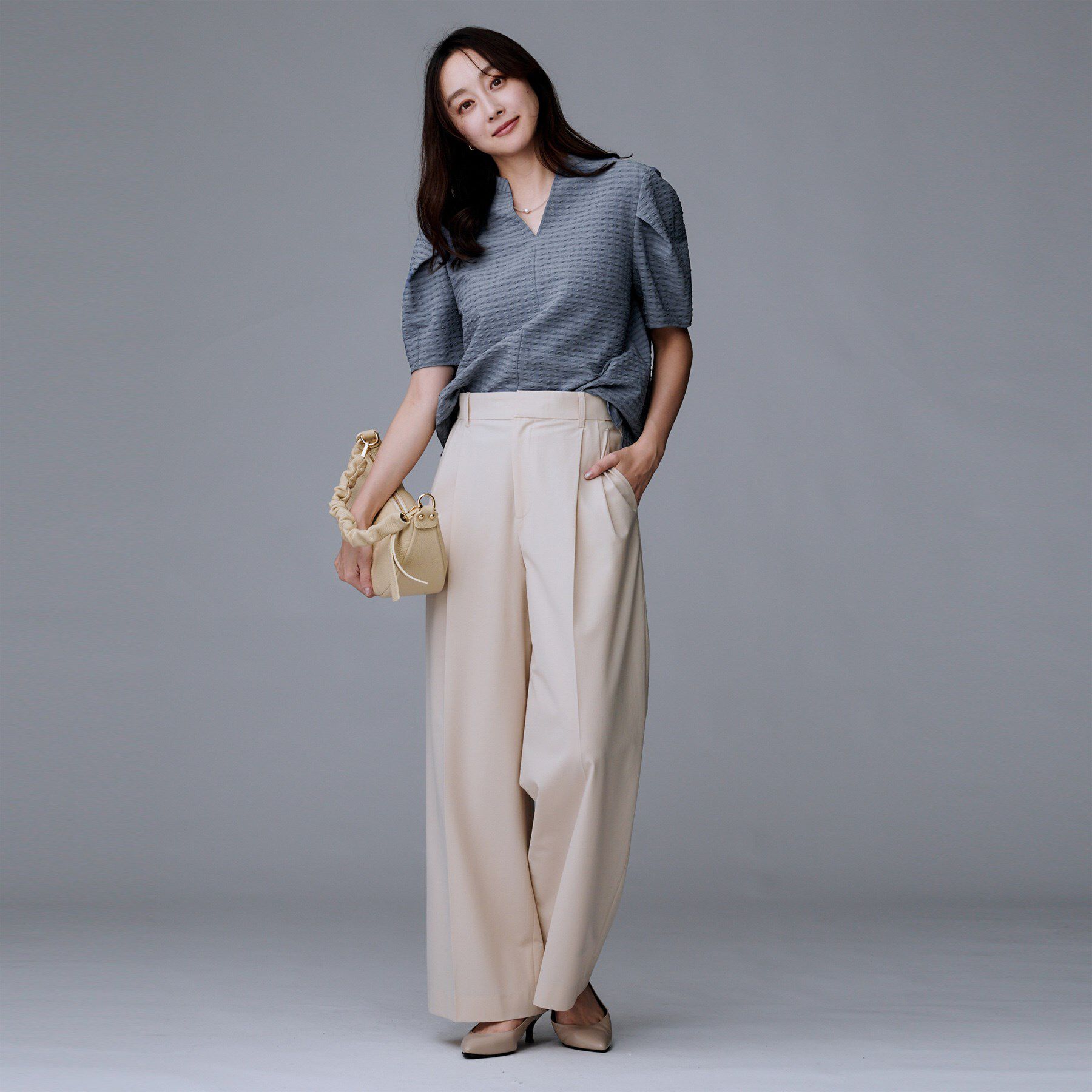 UNTITLED「【吸水速乾/ストレッチ/Vネック】フォルムスリーブ ブラウス」|シャツ・ブラウス|