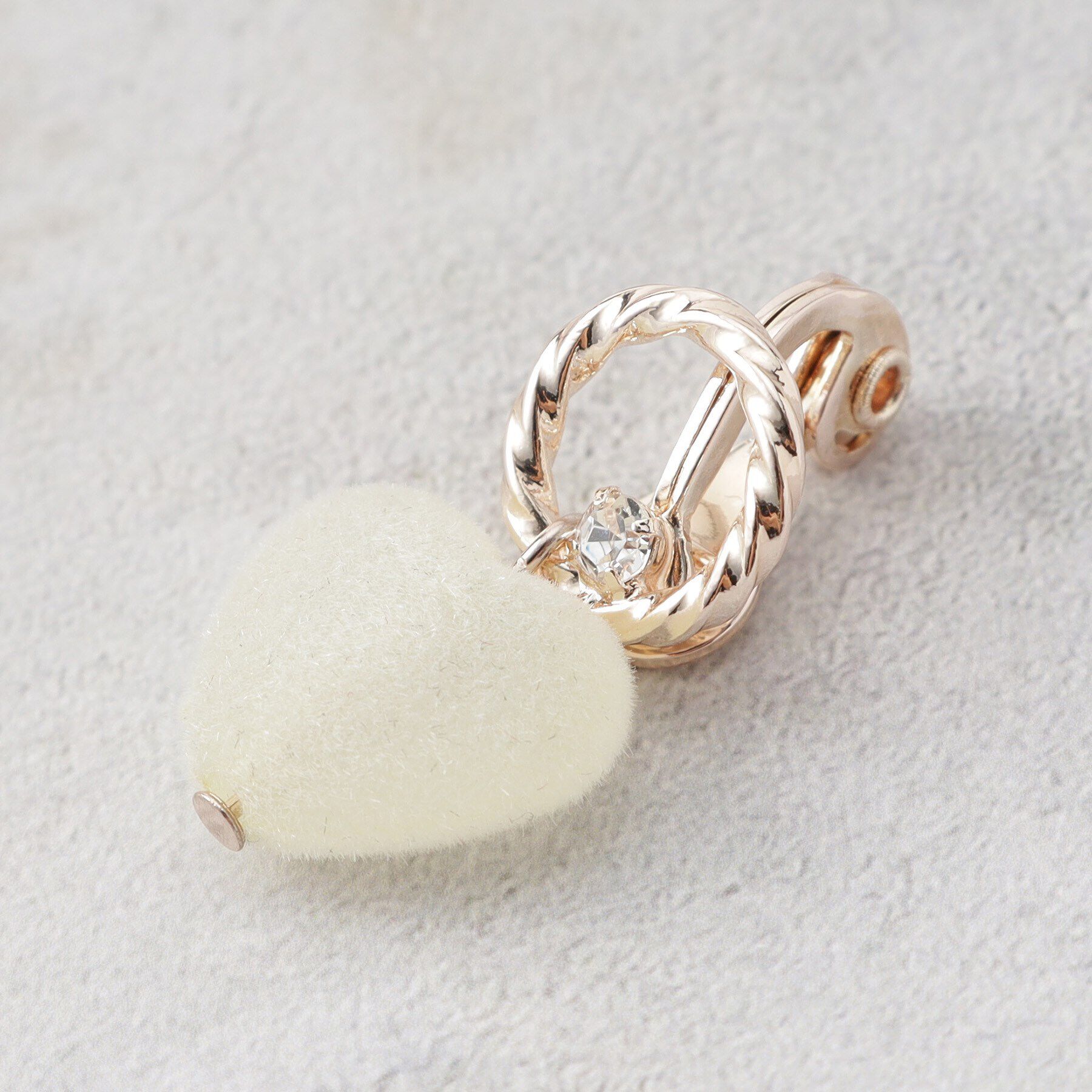 grove「痛くなりにくいフロッキーハートイヤリング」|イヤリング|