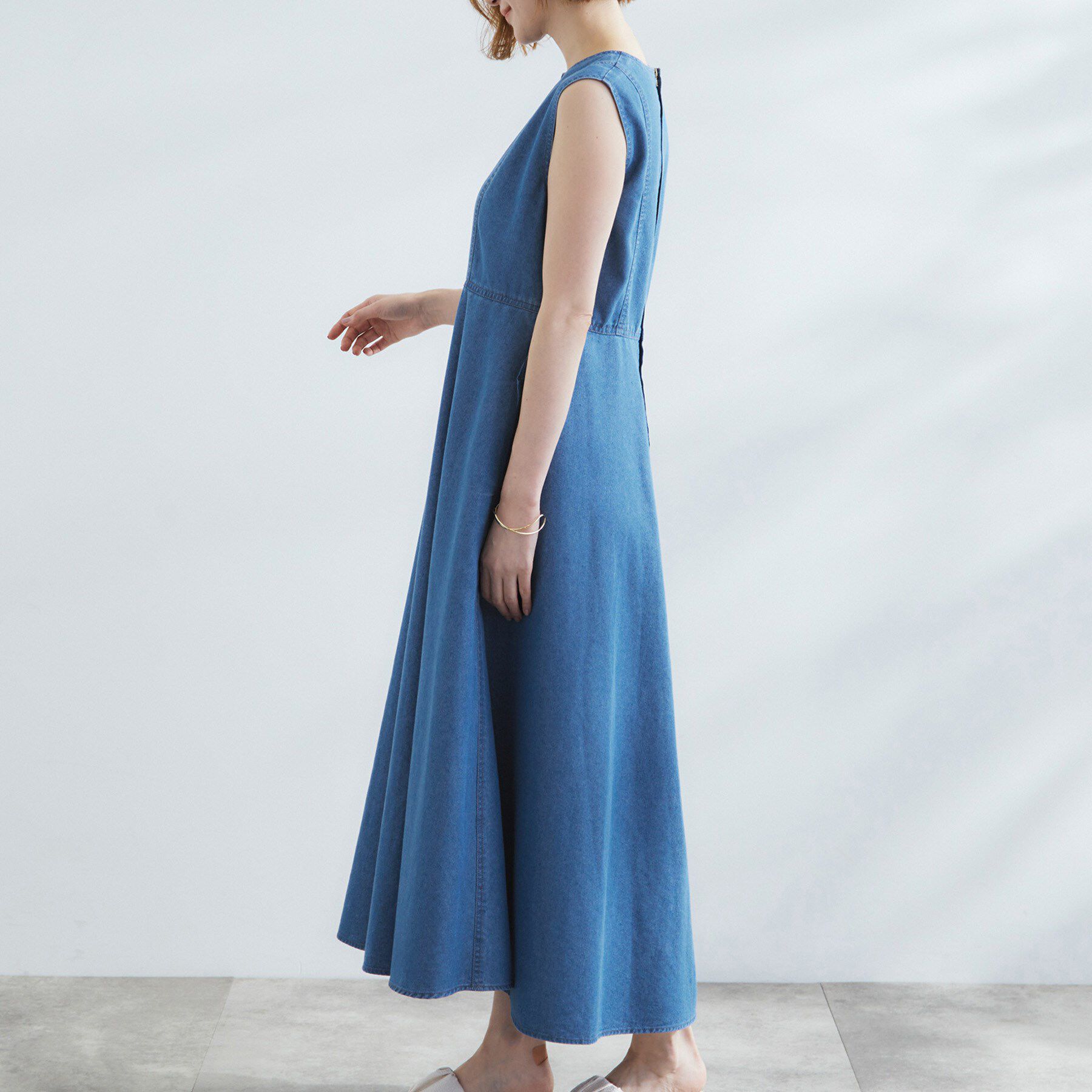 grove「すっきり見え 軽やかデニムノースリーブワンピース」|ワンピース|