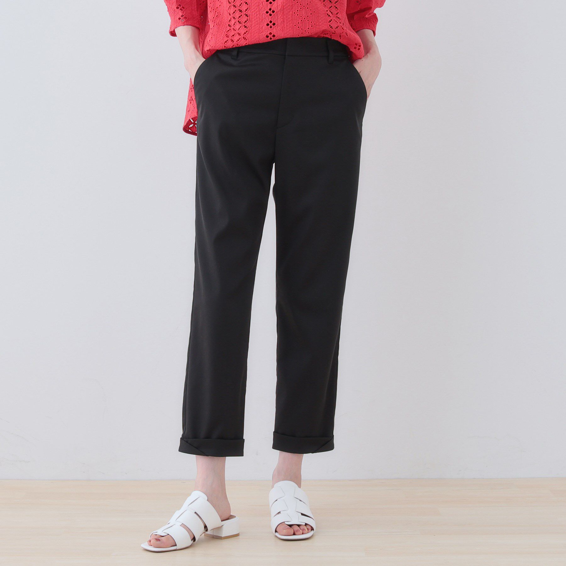 INDIVI「【洗える／高ストレッチ】クロップド丈サテンテーパードパンツ」|その他|ブラック(019)