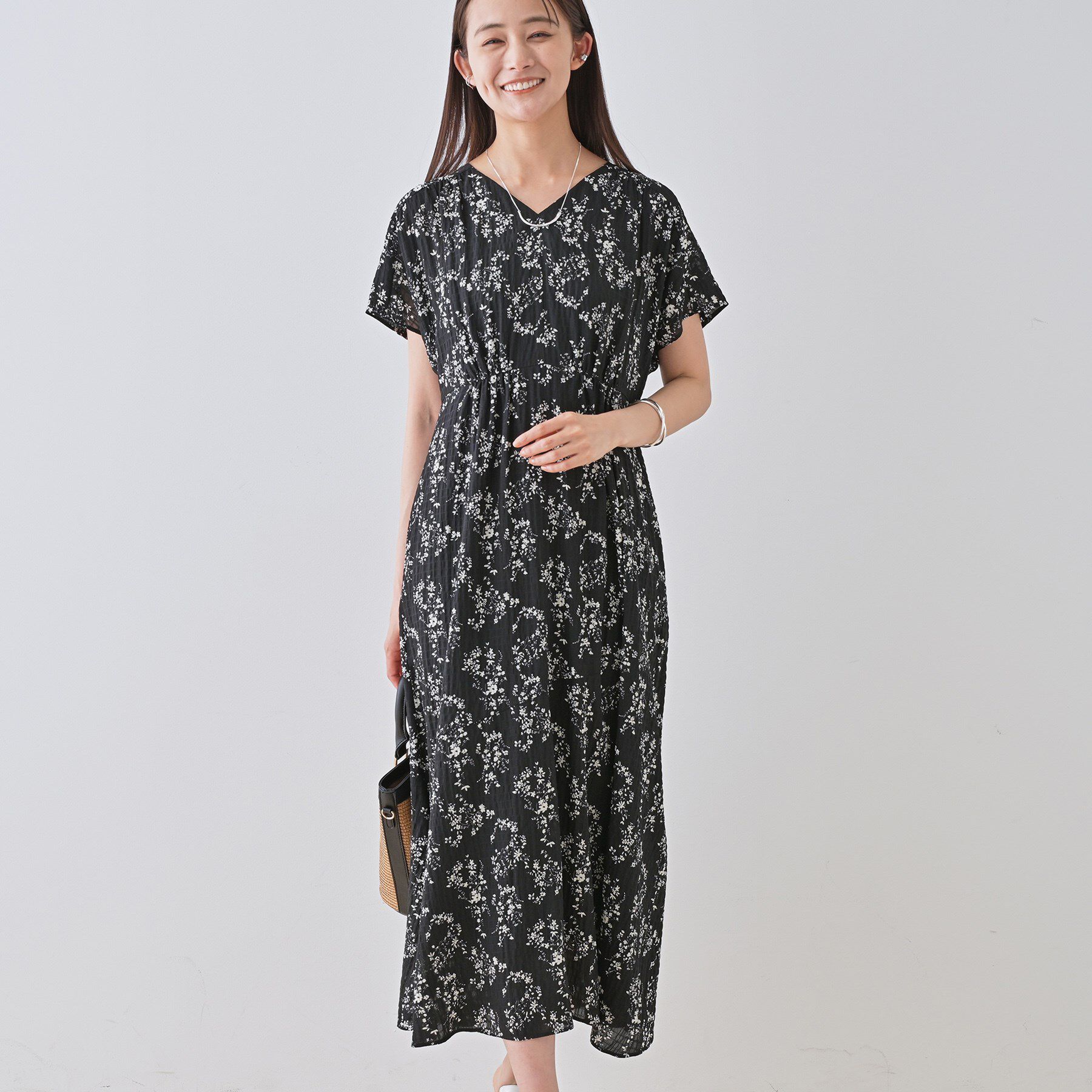 INDIVI「【モノトーン小花柄】フィット＆フレア エアリーワンピース」|ワンピース|