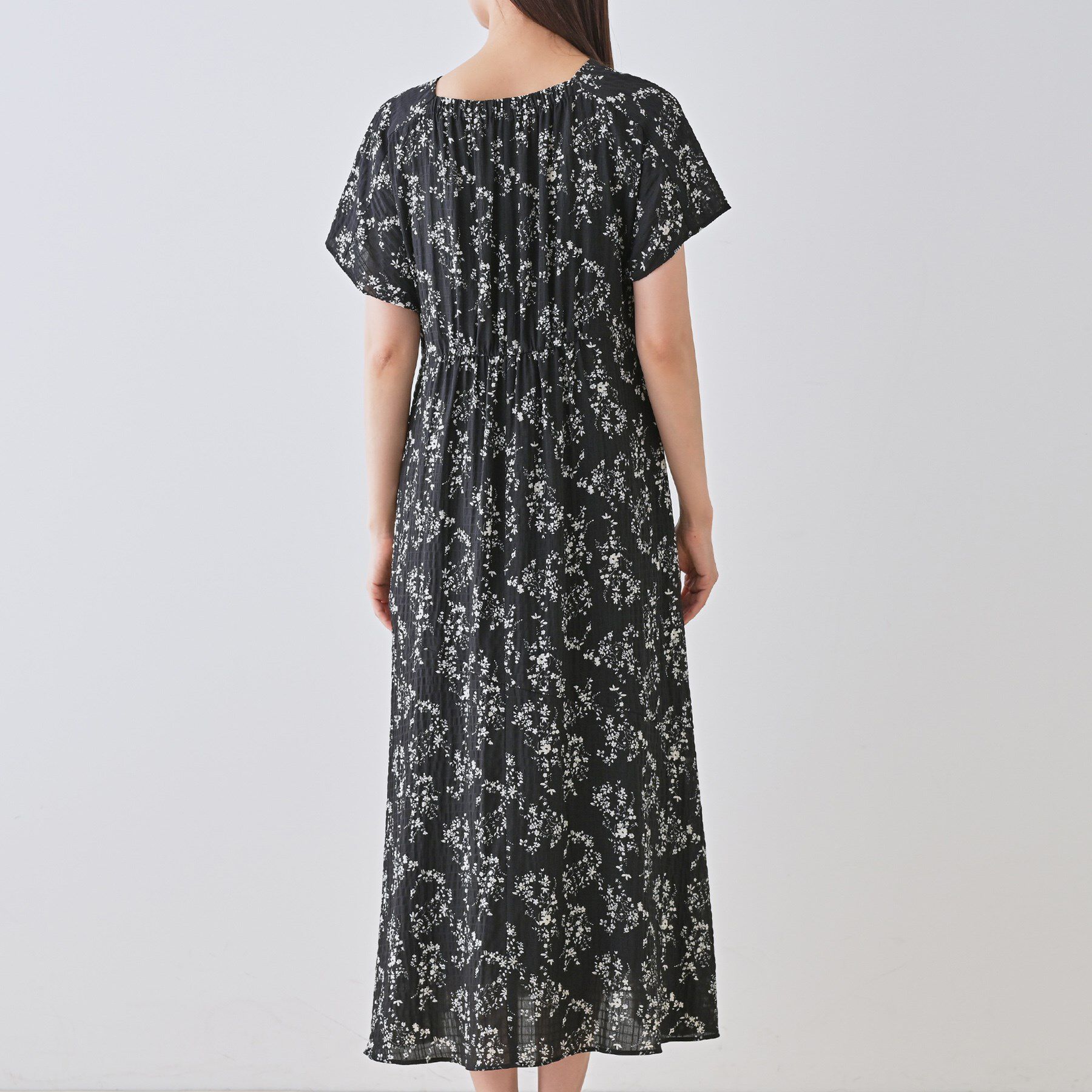 INDIVI「【モノトーン小花柄】フィット＆フレア エアリーワンピース」|ワンピース|