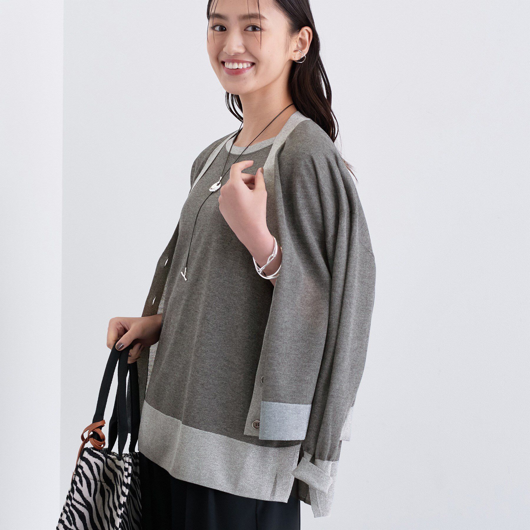 INDIVI「【程よいシアー素材/洗える】バイカラーラメカーディガン」|カーディガン|