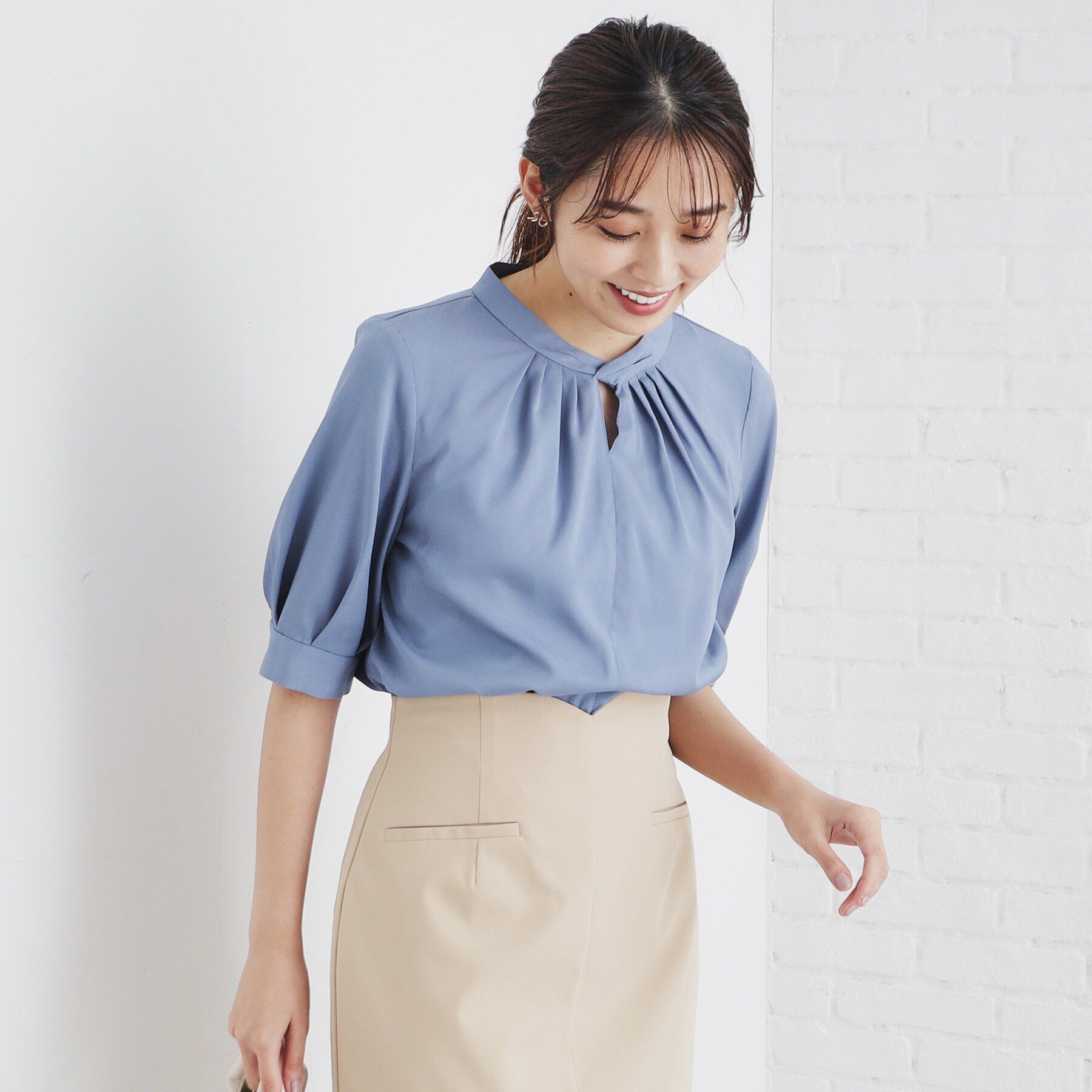 index「ツイストスリットネックブラウス【洗濯機洗い可】」|シャツ・ブラウス|