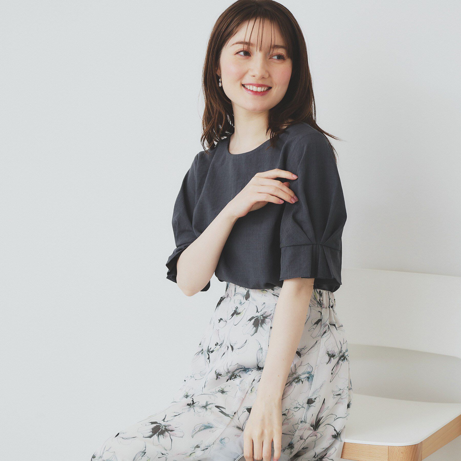 index「《8色展開/XS-LLサイズ》タックパフスリーブブラウス【洗濯機洗い可/吸水速乾/防シワ/抗ピル】」|シャツ・ブラウス|チャコールグレー(8