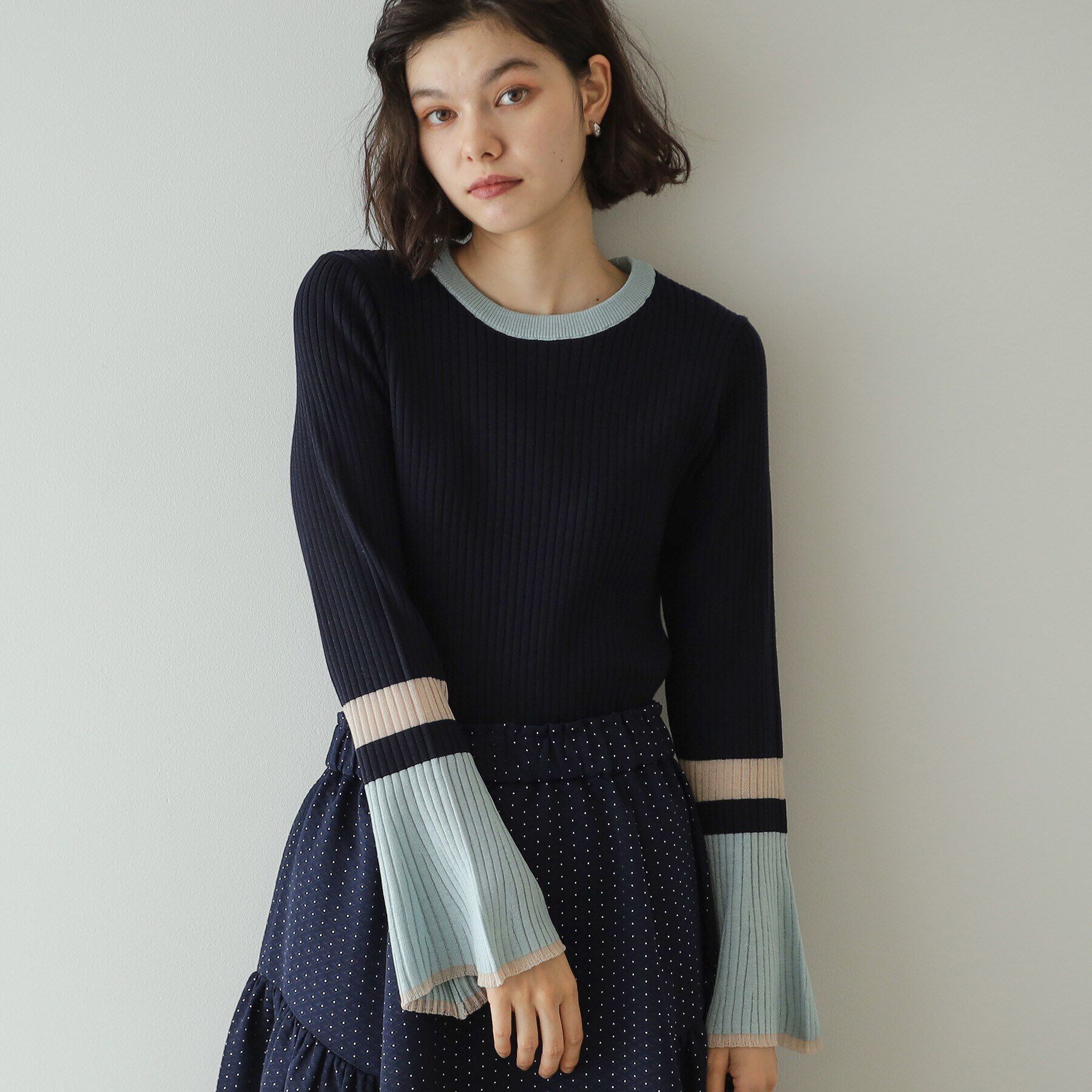 OPAQUE.CLIP「《Oggi掲載》配色フレアースリーブニット【洗濯機洗い可】」|ニット・セーター|ネイビー(594)