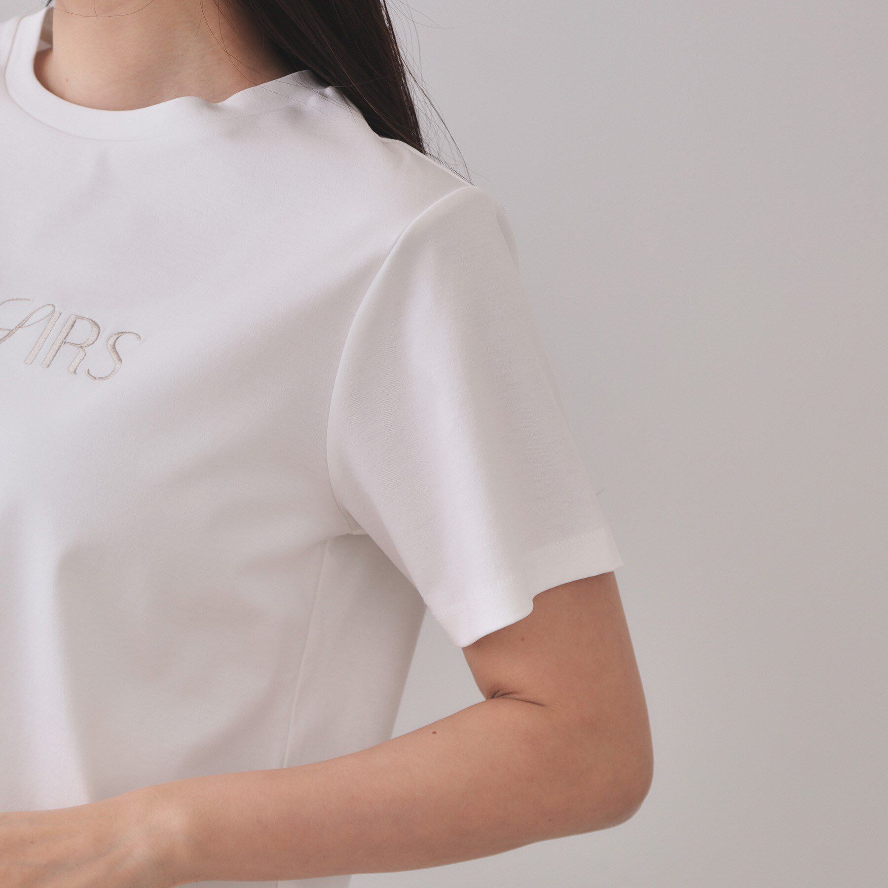 OPAQUE.CLIP「刺繍＆スパンコールロゴTシャツ【洗濯機洗い可】」|Tシャツ・カットソー|