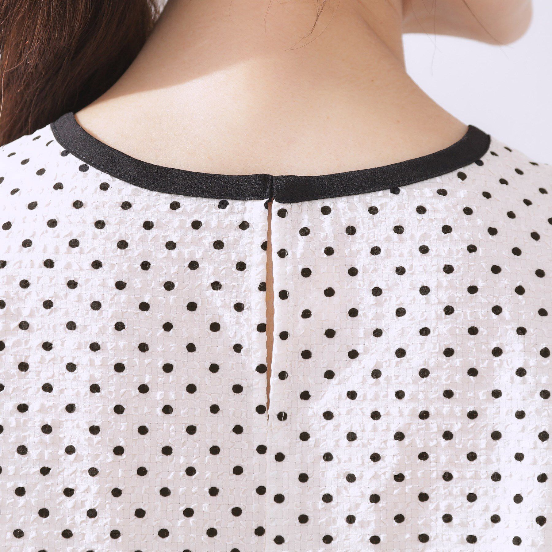 Couture broach「【フェミニン・二の腕カバー・通勤】サッカードットデザインブラウス」|シャツ・ブラウス|