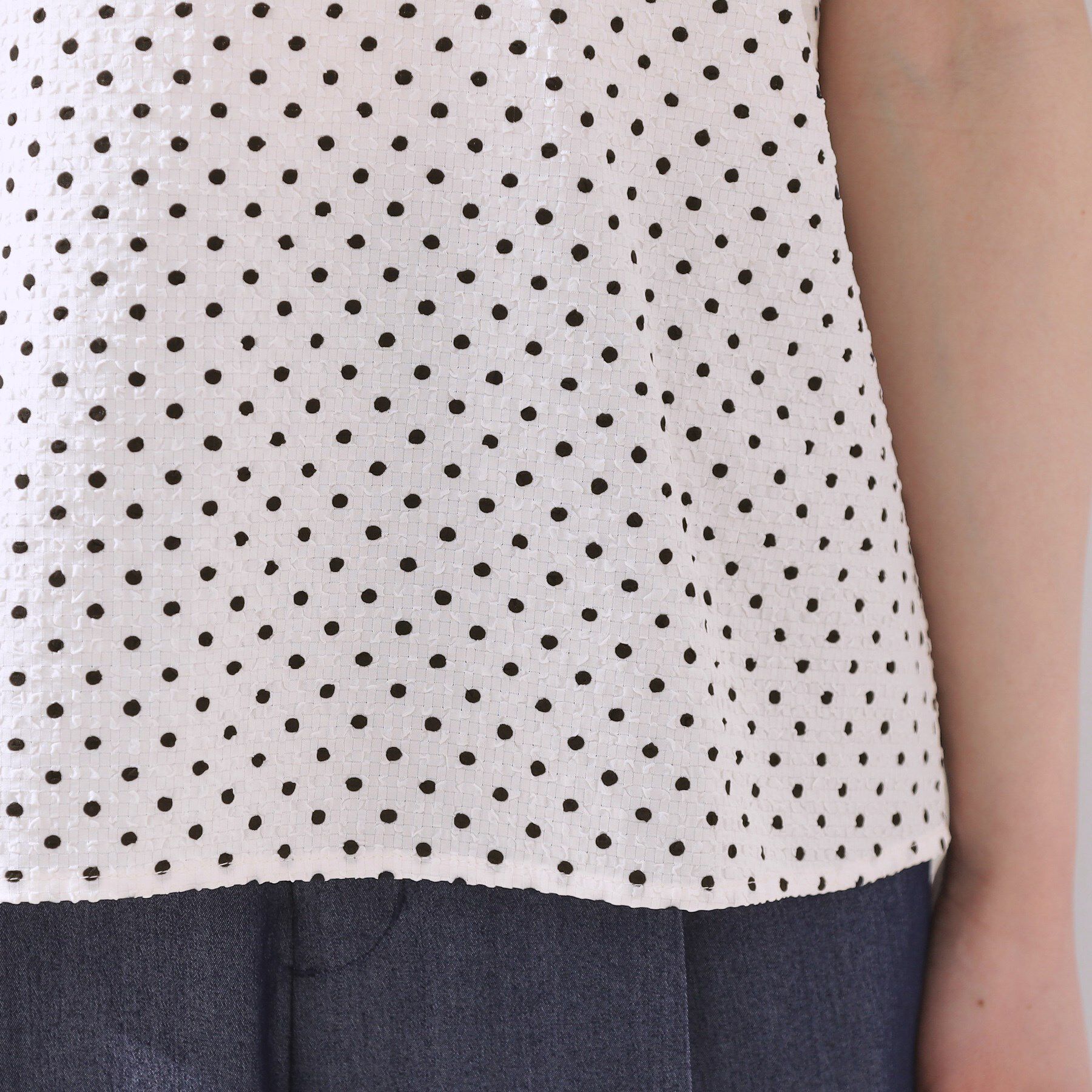 Couture broach「【フェミニン・二の腕カバー・通勤】サッカードットデザインブラウス」|シャツ・ブラウス|