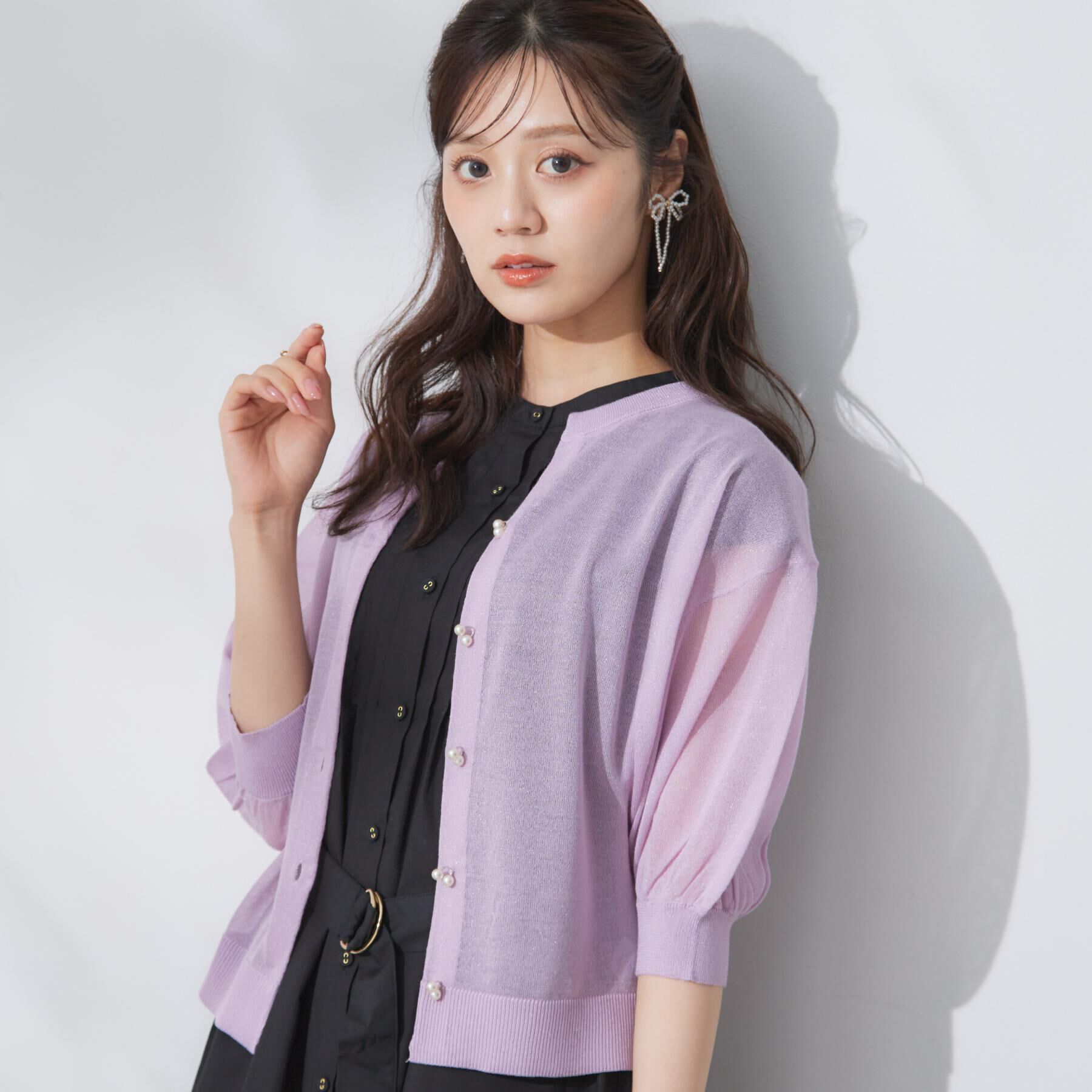 Couture broach「【前後2WAY・二の腕カバー】ダブルパール調釦5分袖シアーカーディガントップス」|カーディガン|